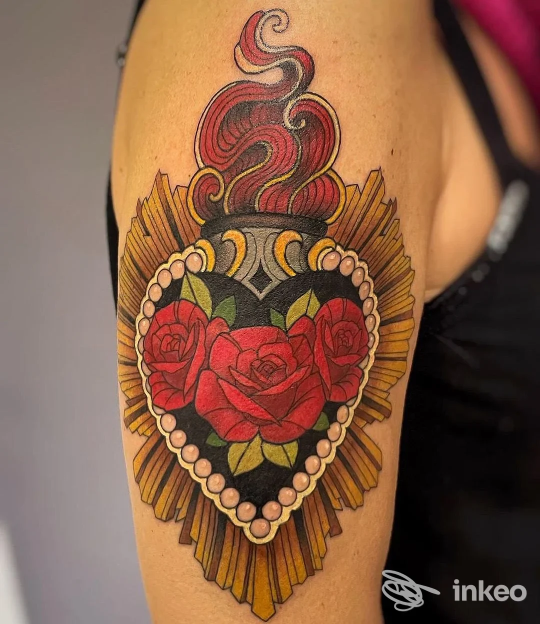 Tatuaggio a cuore sacro con rose rosse e raggi dorati sul braccio, Tattoo Mexican Family, Cagliari.