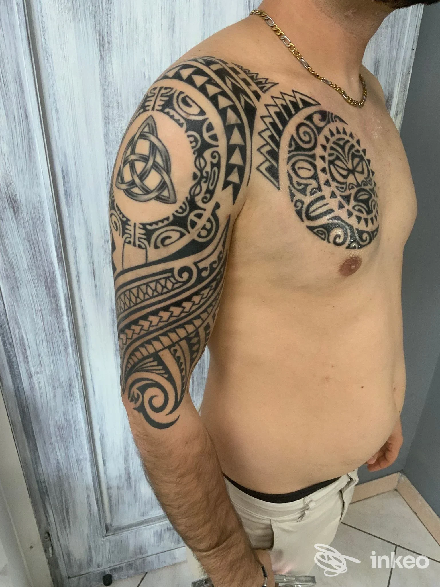 Tatuaggio tribale/polinesiano su spalla, braccio e petto fotografato in dettaglio; immagine fornita da Axis Tatuaggi e Body Piercing a Sestu.