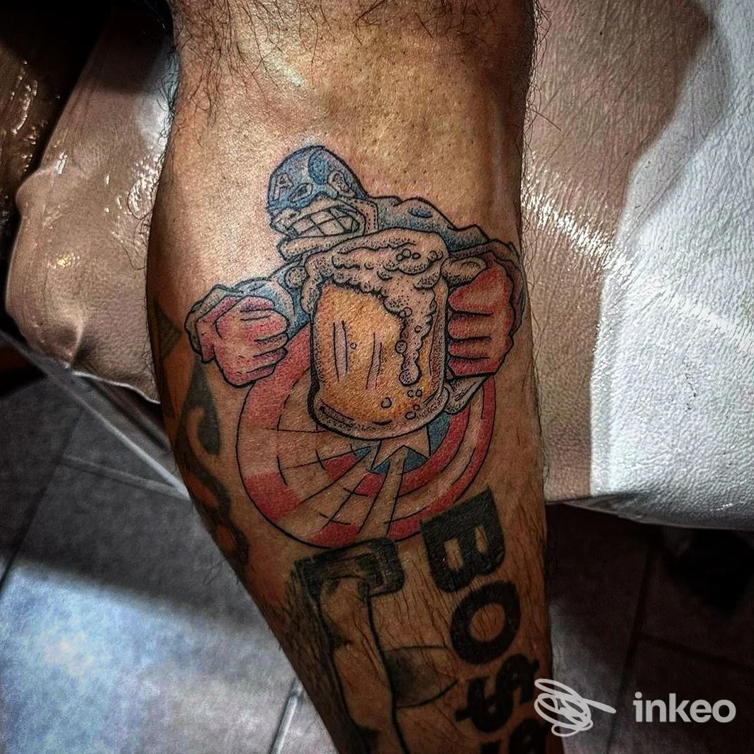 Tatuaggio colorato sul polpaccio con boccale di birra e la scritta 'BOSS', realizzato da illegalink tattoo a Cagliari.