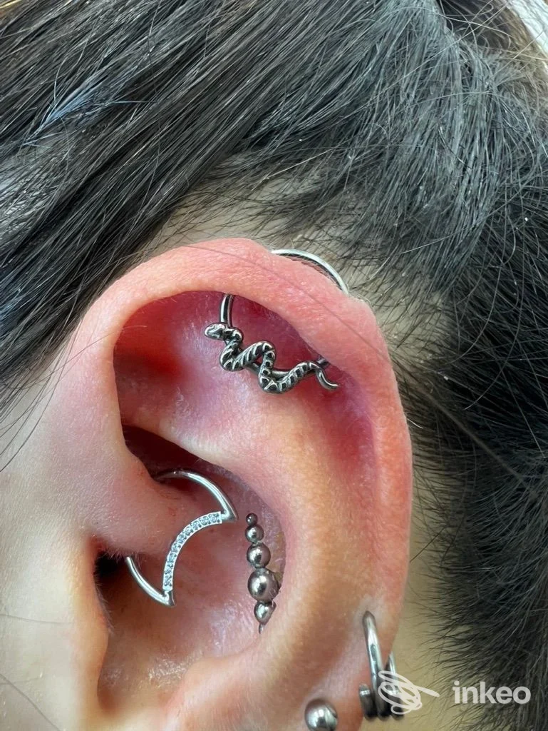 Primo piano di un orecchio con più piercing realizzati da Alessandro Daga Piercing a Cagliari.