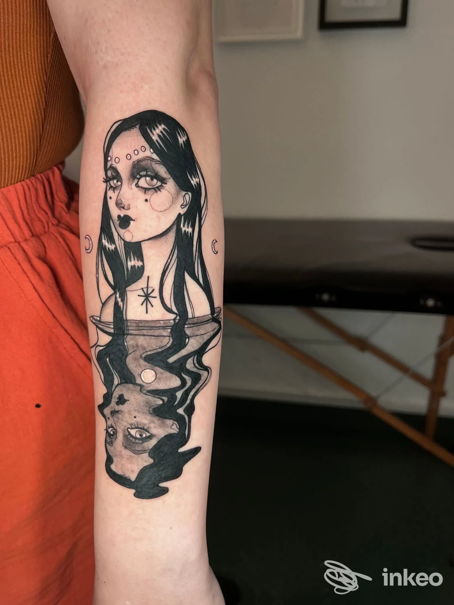 Tatuaggio in blackwork su avambraccio con figura femminile e riflesso, Baldùfura - CREATIVE TATTOO ATELIER, Alghero.