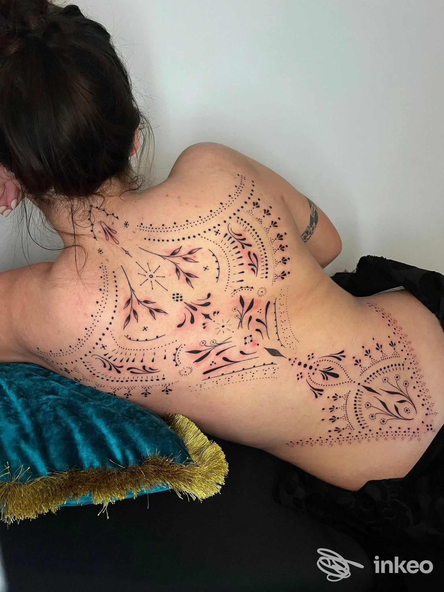 Ampia decorazione tatuata sulla schiena e fianco sinistro, lavoro eseguito da Baldùfura - CREATIVE TATTOO ATELIER, Alghero.
