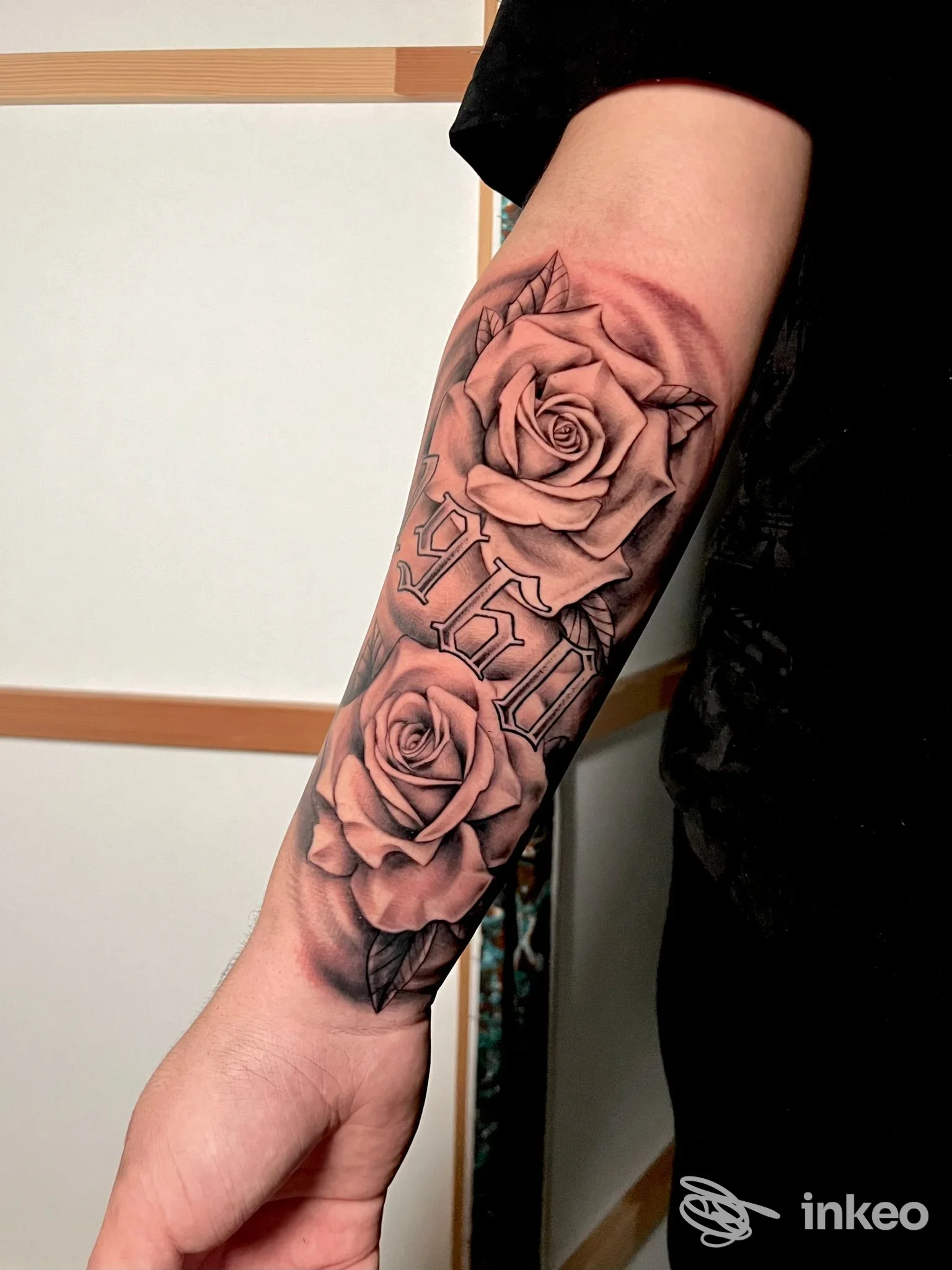 Tatuaggio realistico con due rose sull'avambraccio, realizzato da Beastrange Tattoo a Pula.
