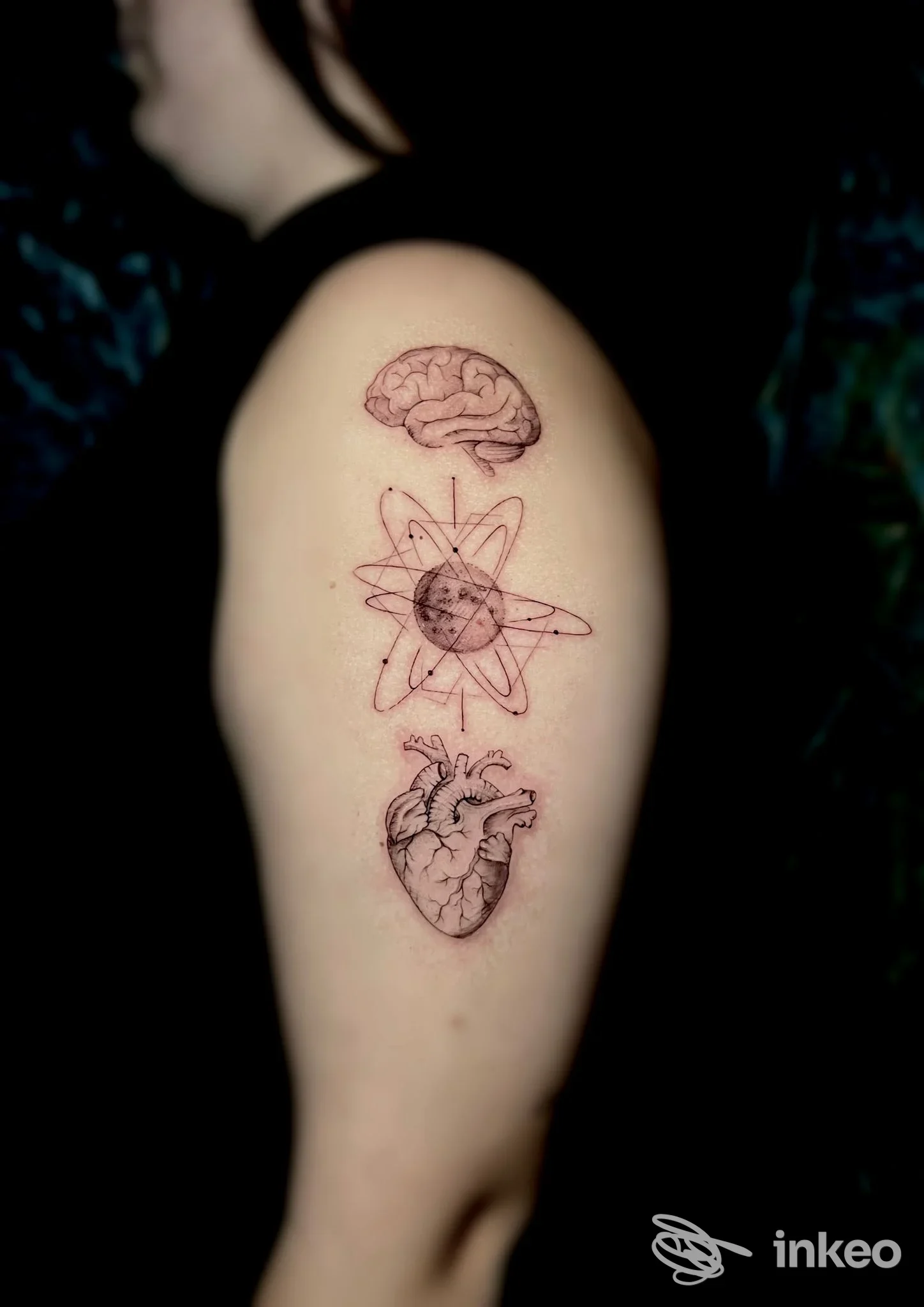Tatuaggio sul braccio superiore con cervello, simbolo atomico e cuore anatomico — Beastrange Tattoo, Pula.
