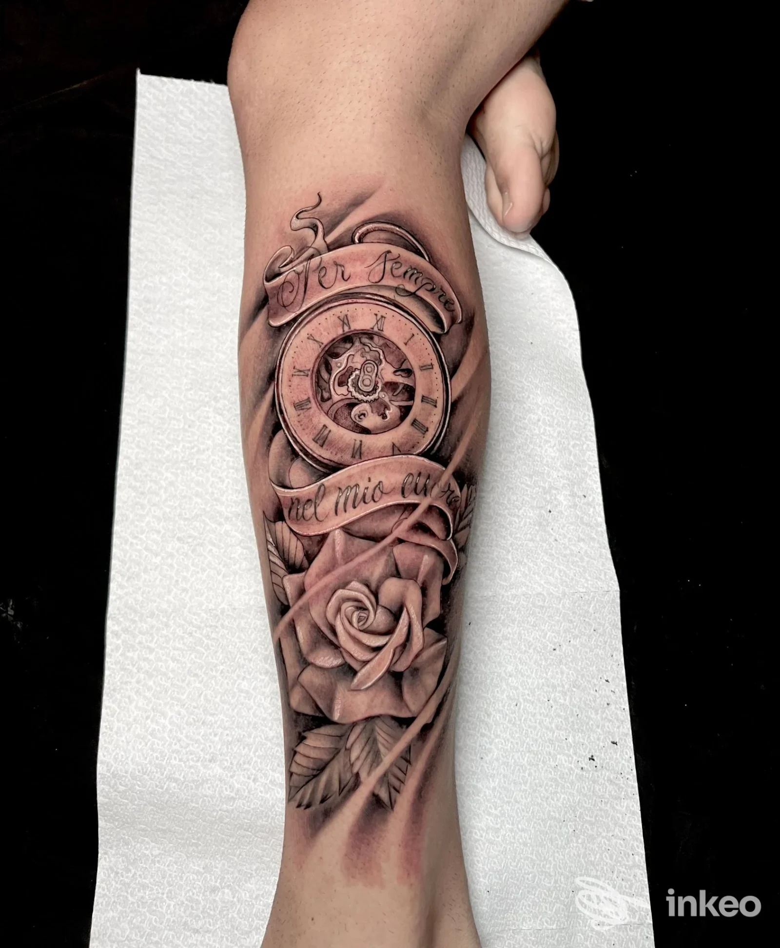 Tatuaggio realistico in nero e grigio su avambraccio con orologio e rosa — Beastrange Tattoo, Pula.
