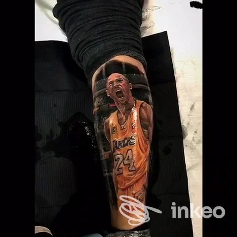 Tatuaggio realistico sul polpaccio raffigurante un giocatore dei Lakers con numero 24, fotografato presso Black Apple tattoo studio a La Caletta.