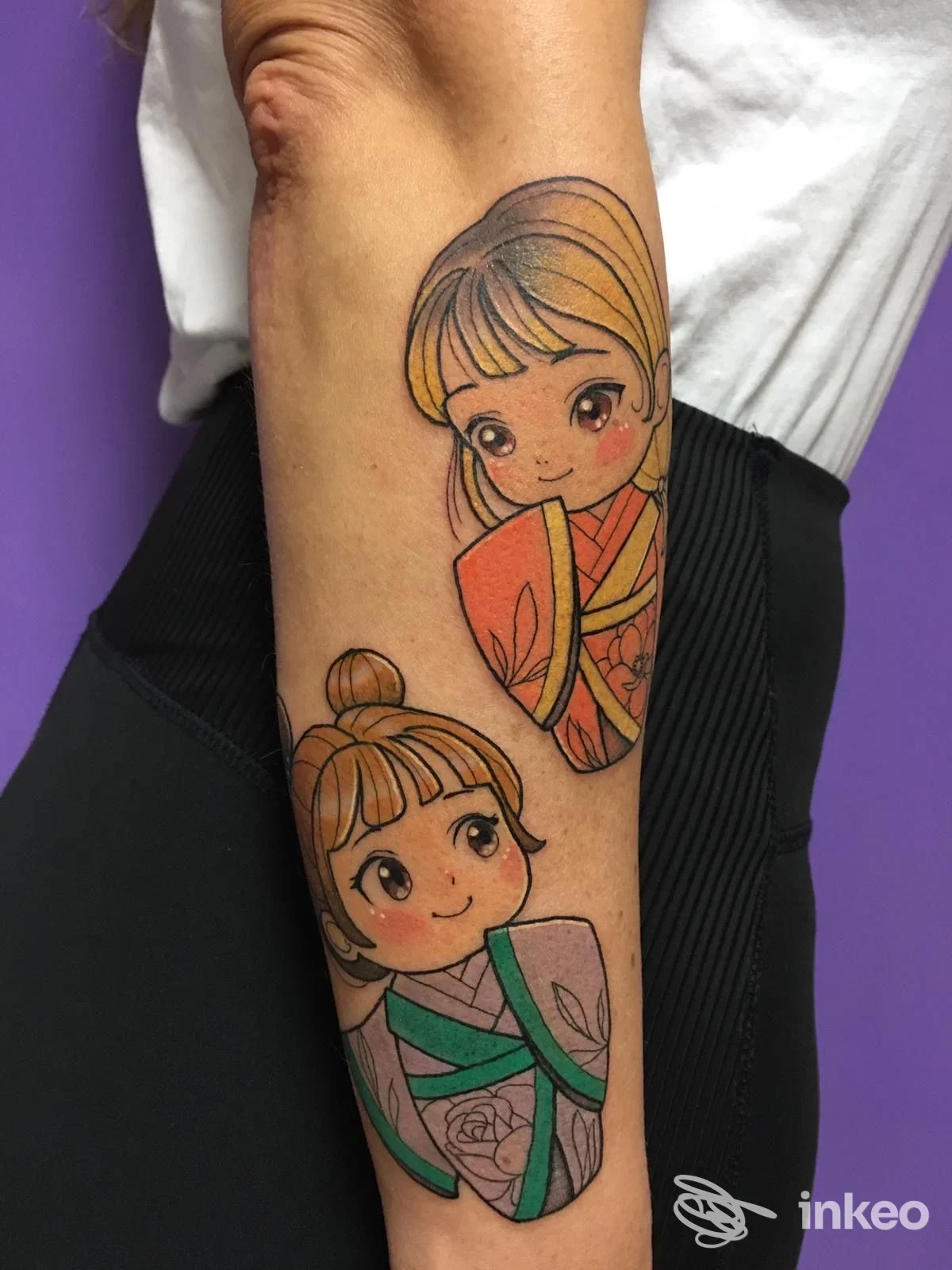 Tatuaggio sull'avambraccio con due bamboline in stile illustrato, Amon Art Tattoo, Sassari.