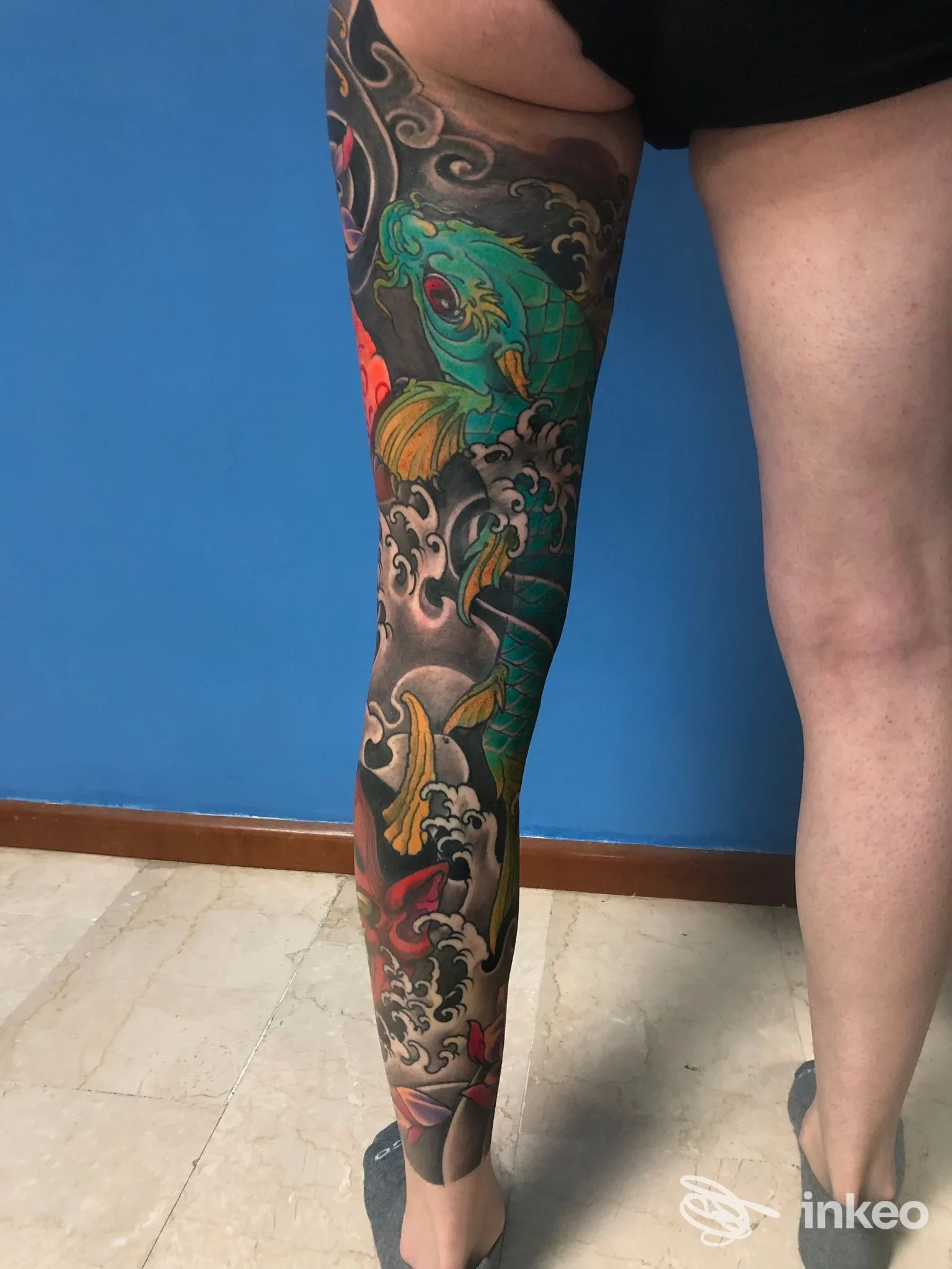 Gamba sinistra con manica di tatuaggi colorati dalla coscia alla caviglia, immagine fornita dallo studio Amon Art Tattoo a Sassari.