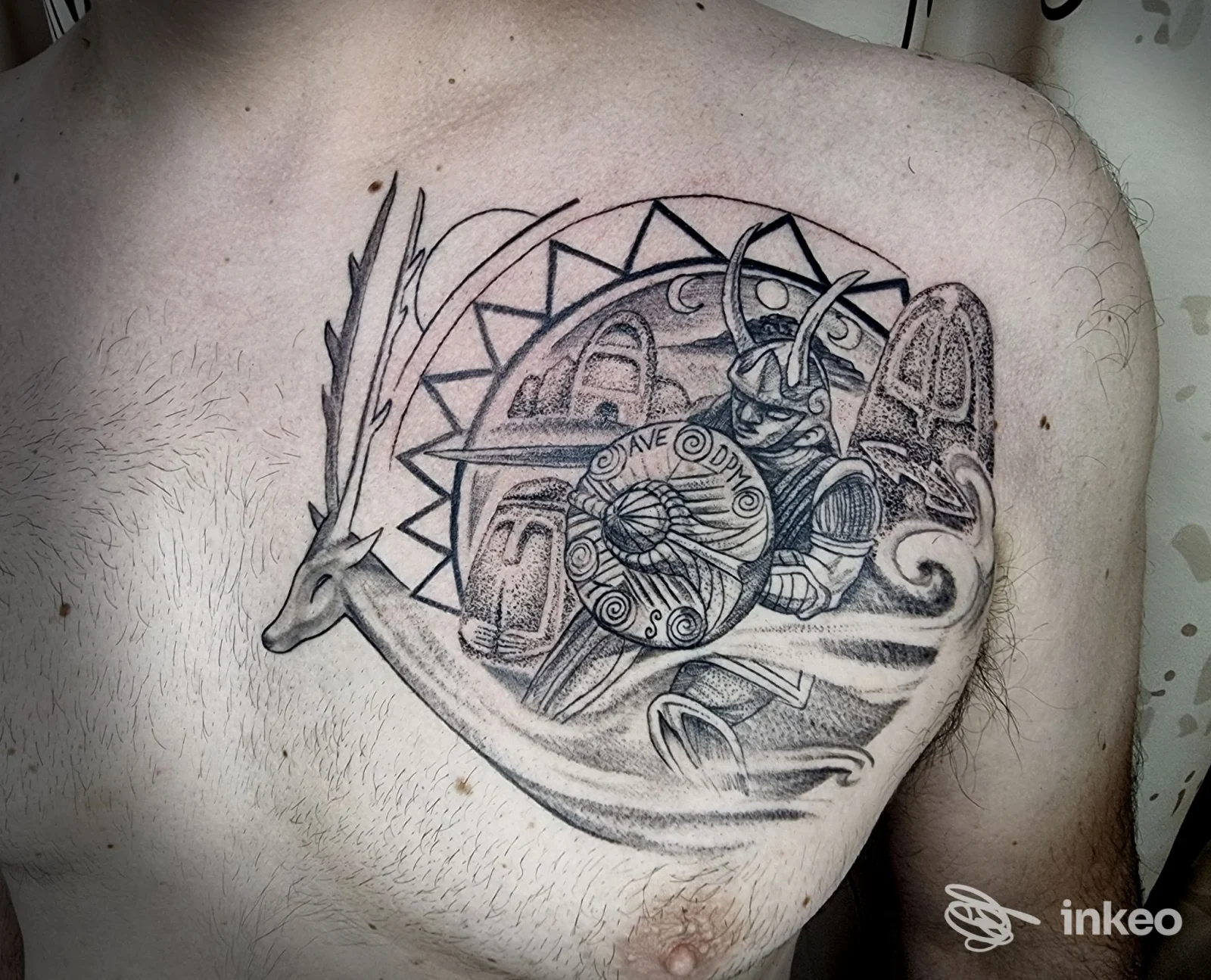 Tatuaggio black & grey sul pettorale destro realizzato da Bizarre Tattoo 777, Alghero: motivi figurativi e geometrici.