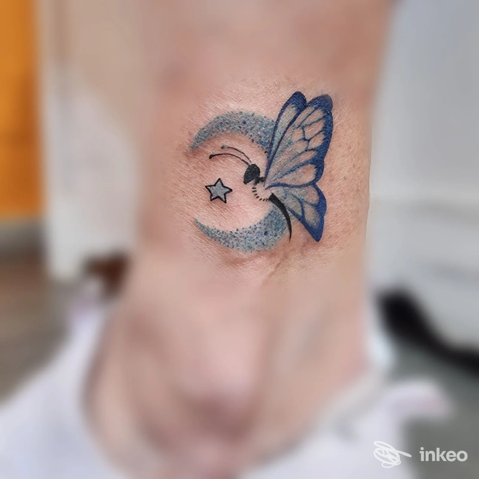 Tatuaggio di farfalla con mezzaluna e stella sulla caviglia, realizzato da Bizarre Tattoo 777 ad Alghero.