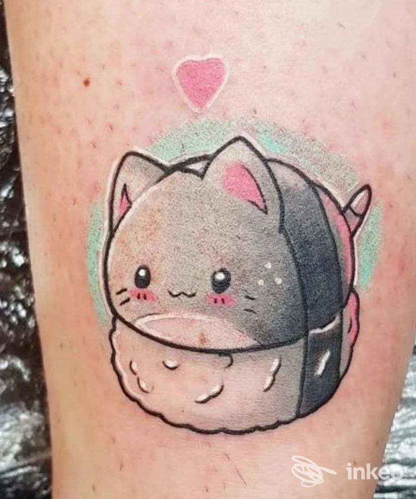 Tatuaggio colorato di un gatto-sushi sul polpaccio, realizzato da Black Sails Tattoo Studio a Selargius.