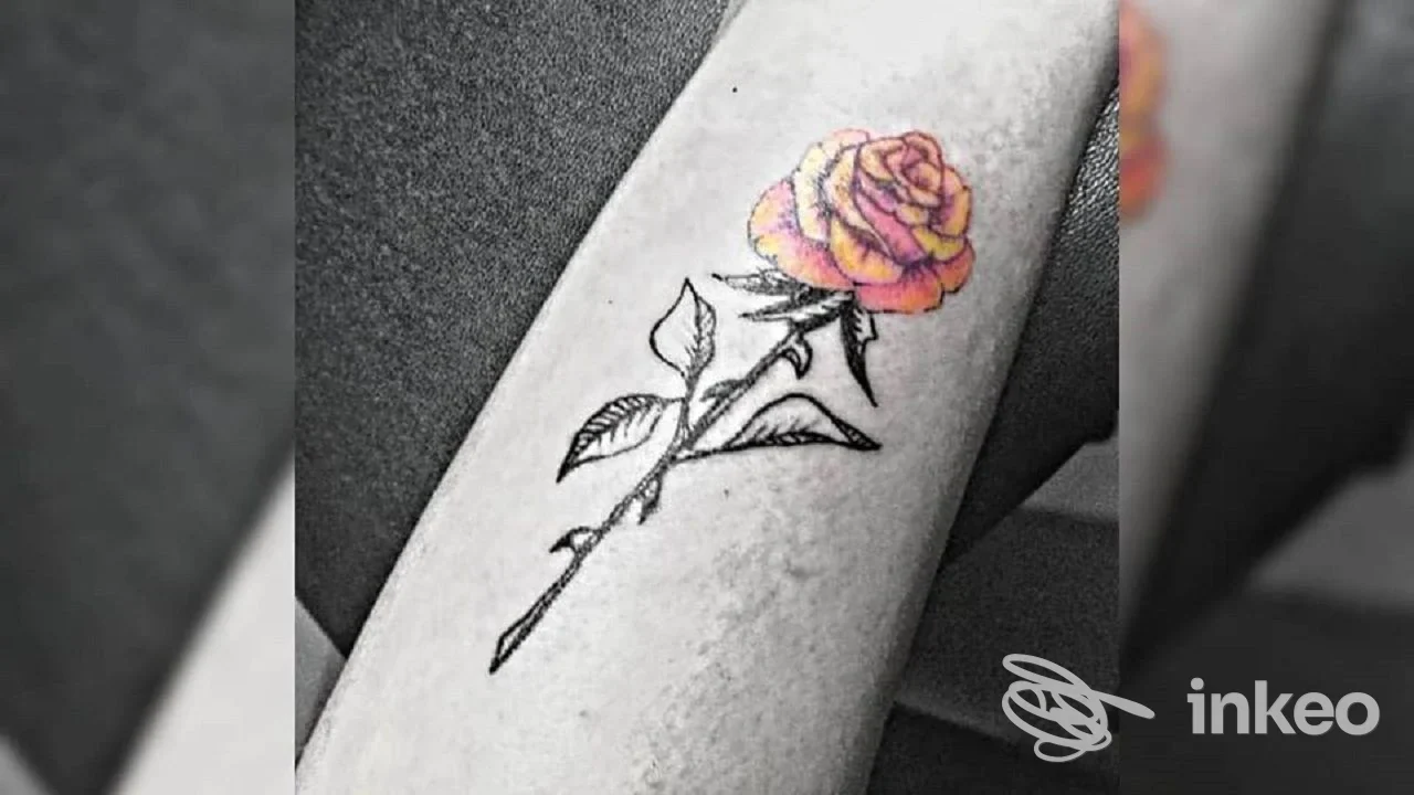 Tatuaggio di una rosa colorata sull'avambraccio, Black Sails Tattoo Studio a Selargius.