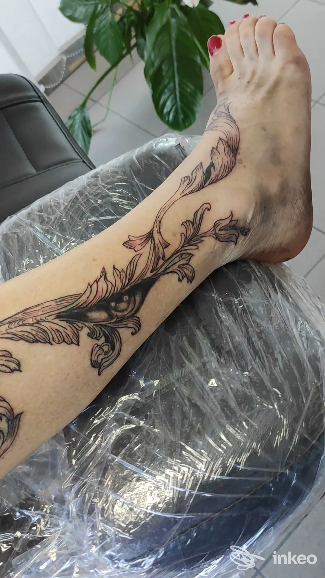 Dettaglio di tatuaggio ornamentale su gamba e avampiede, Black Studio Tattoo Cafè, Siniscola.