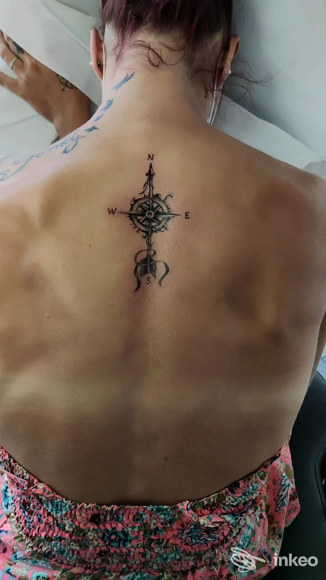 Tatuaggio a bussola ornamentale al centro della parte superiore della schiena, foto fornita da Black Studio Tattoo Cafè, Siniscola.