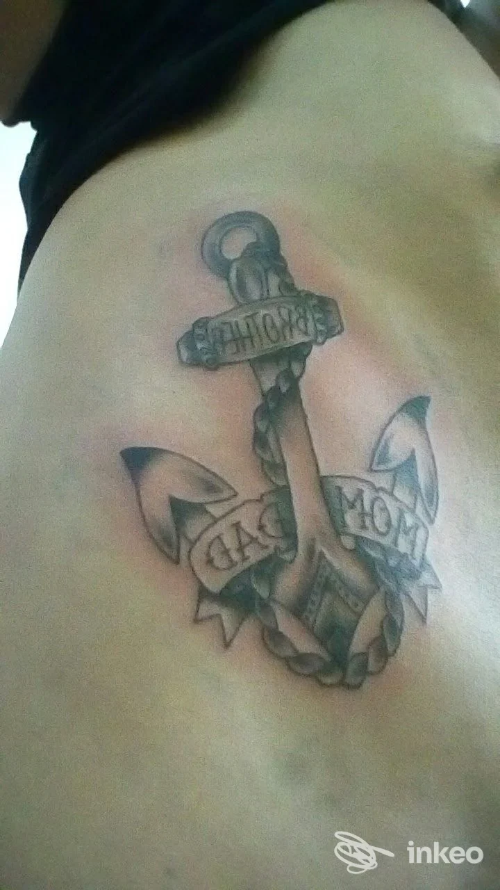 Tatuaggio a forma di ancora con nastri sul fianco di una persona, realizzato da Buccaneer Tattoo Shop a Quartu Sant'Elena.