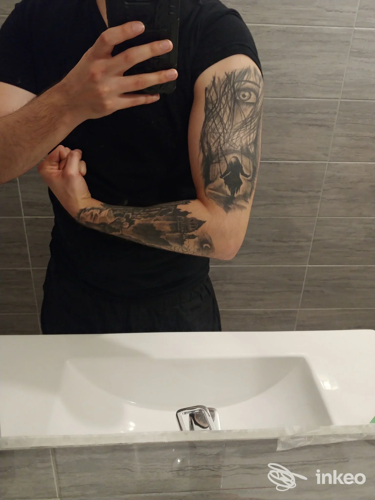 Primo piano sul braccio con tatuaggi in b/n, foto fornita da Crys Vlad Tattoo a Sassari.
