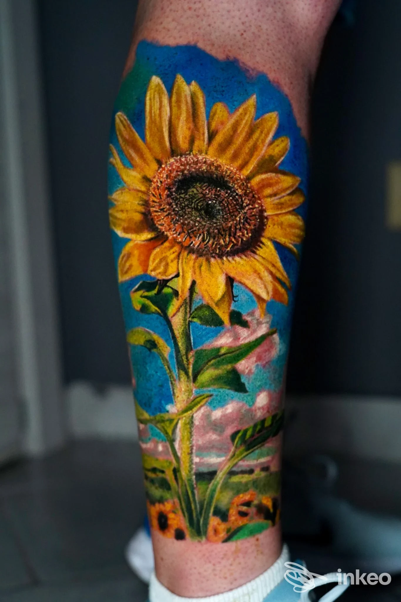Grande tatuaggio realistico a colori di un girasole sul polpaccio, DaVinci Tattoo Studio, Assemini.