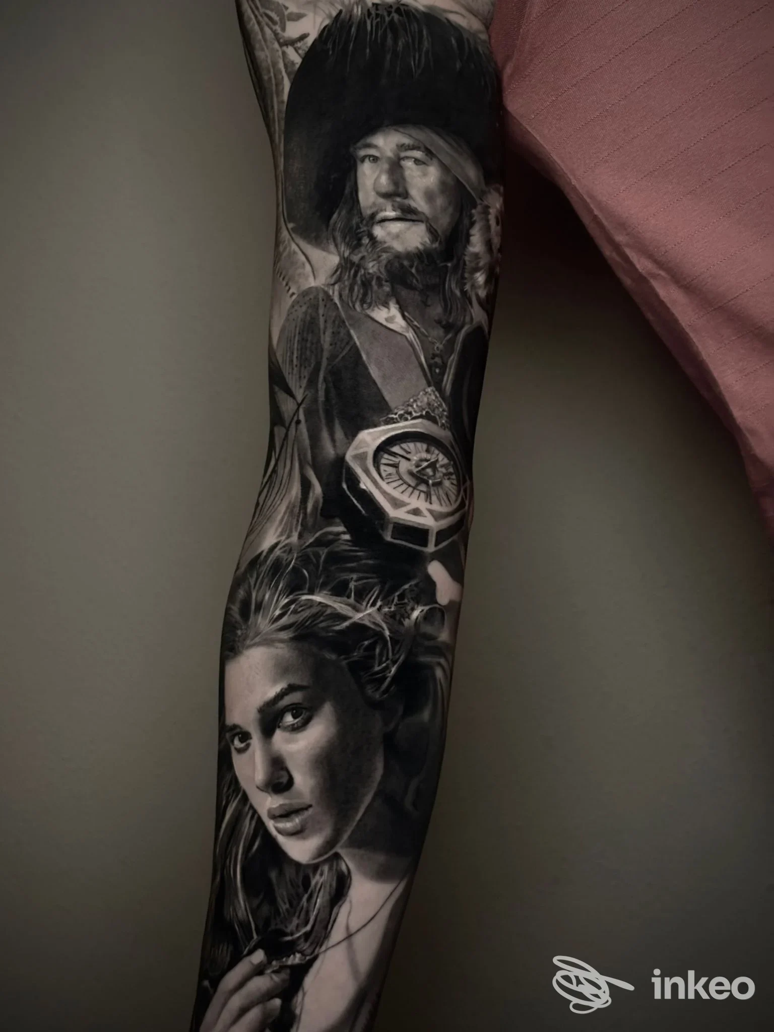 Manica realistica tatuata su avambraccio con ritratti e bussola, Dreamer Ink Tattoo Studio, Quartucciu.