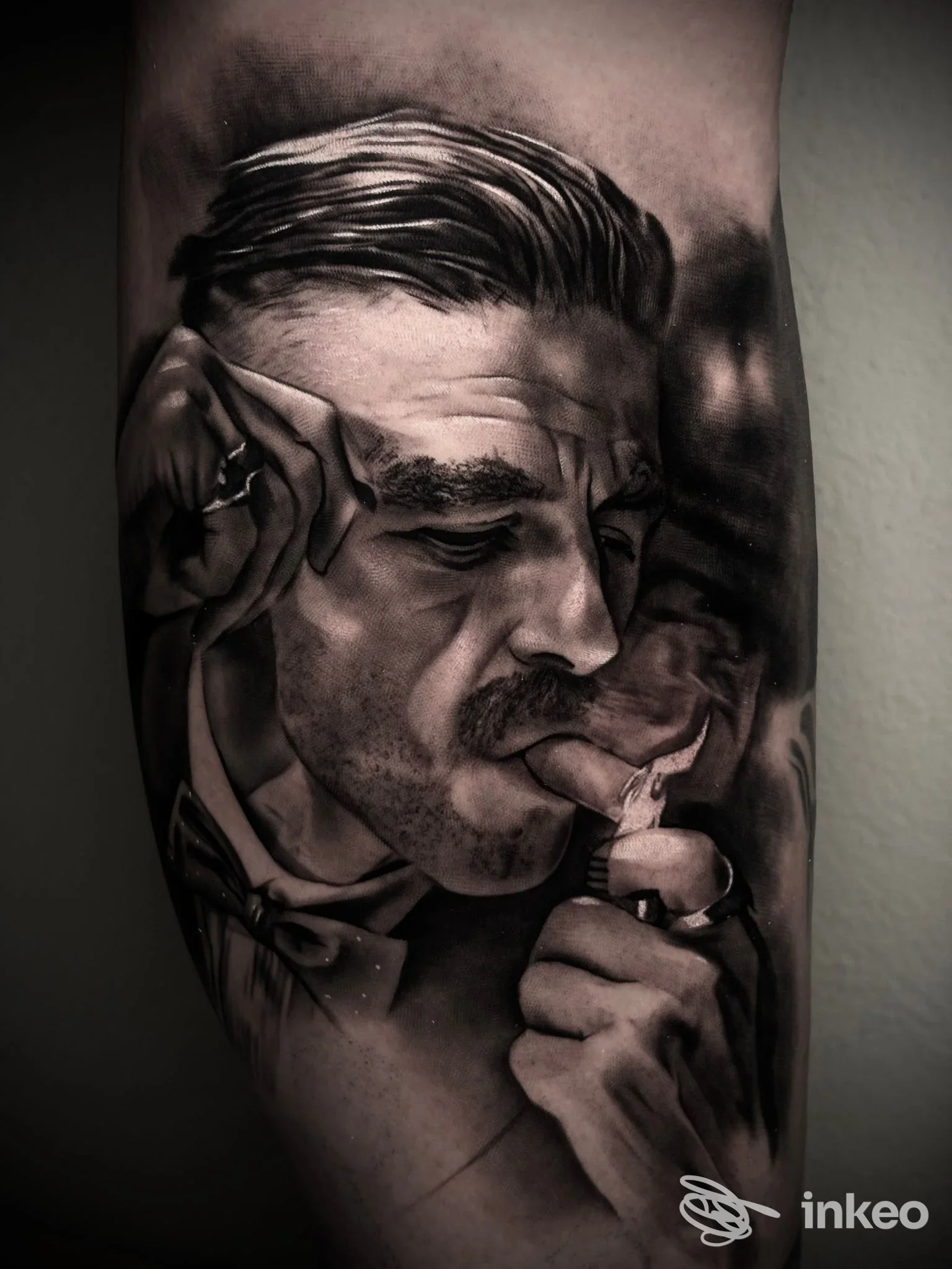 Tatuaggio realistico in bianco e nero sul corpo raffigurante un uomo che fuma - Dreamer Ink Tattoo Studio, Quartucciu.