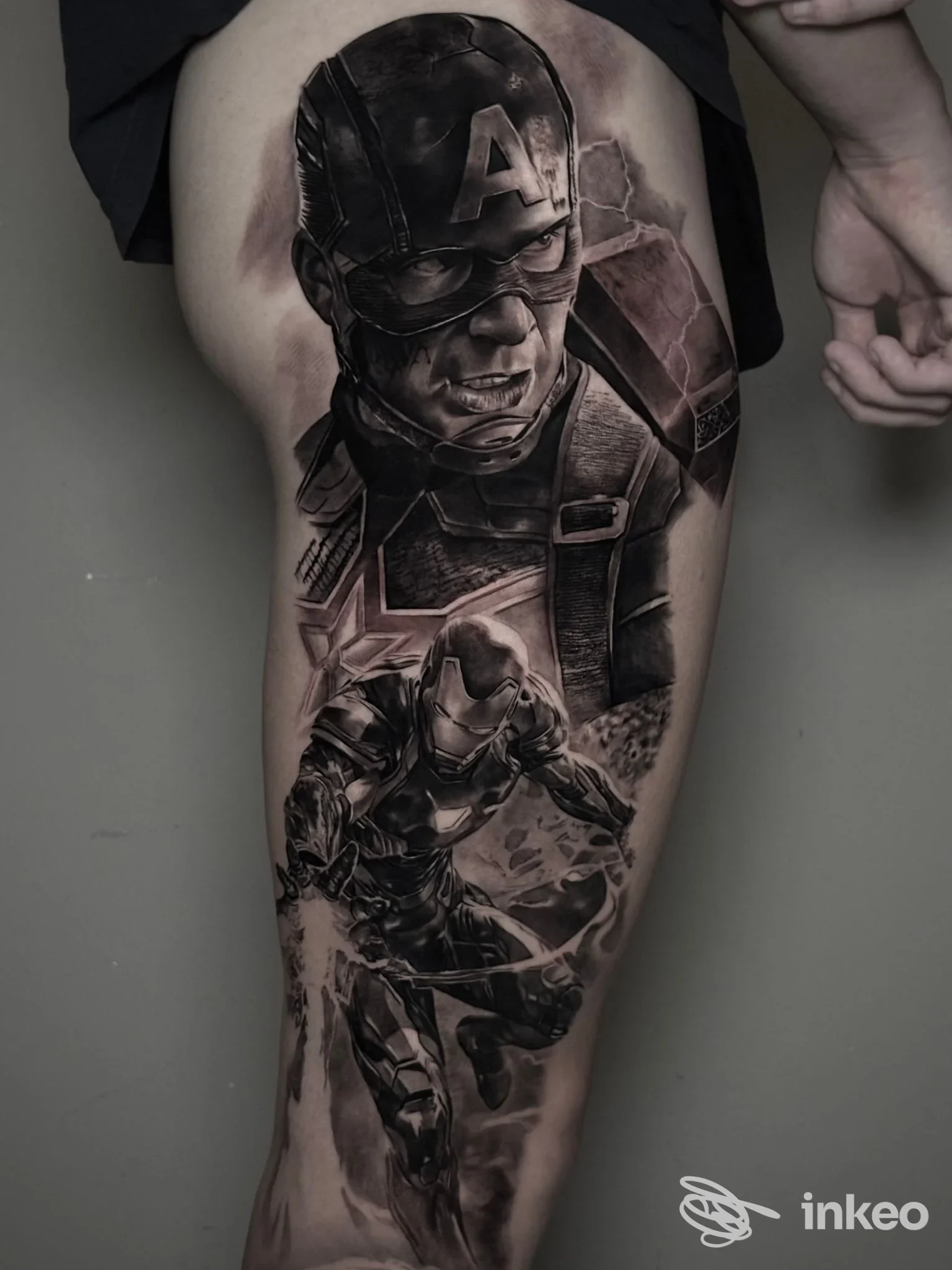 Grande tatuaggio realistico in bianco e nero su coscia con soggetti Marvel, Dreamer Ink Tattoo Studio, Quartucciu.