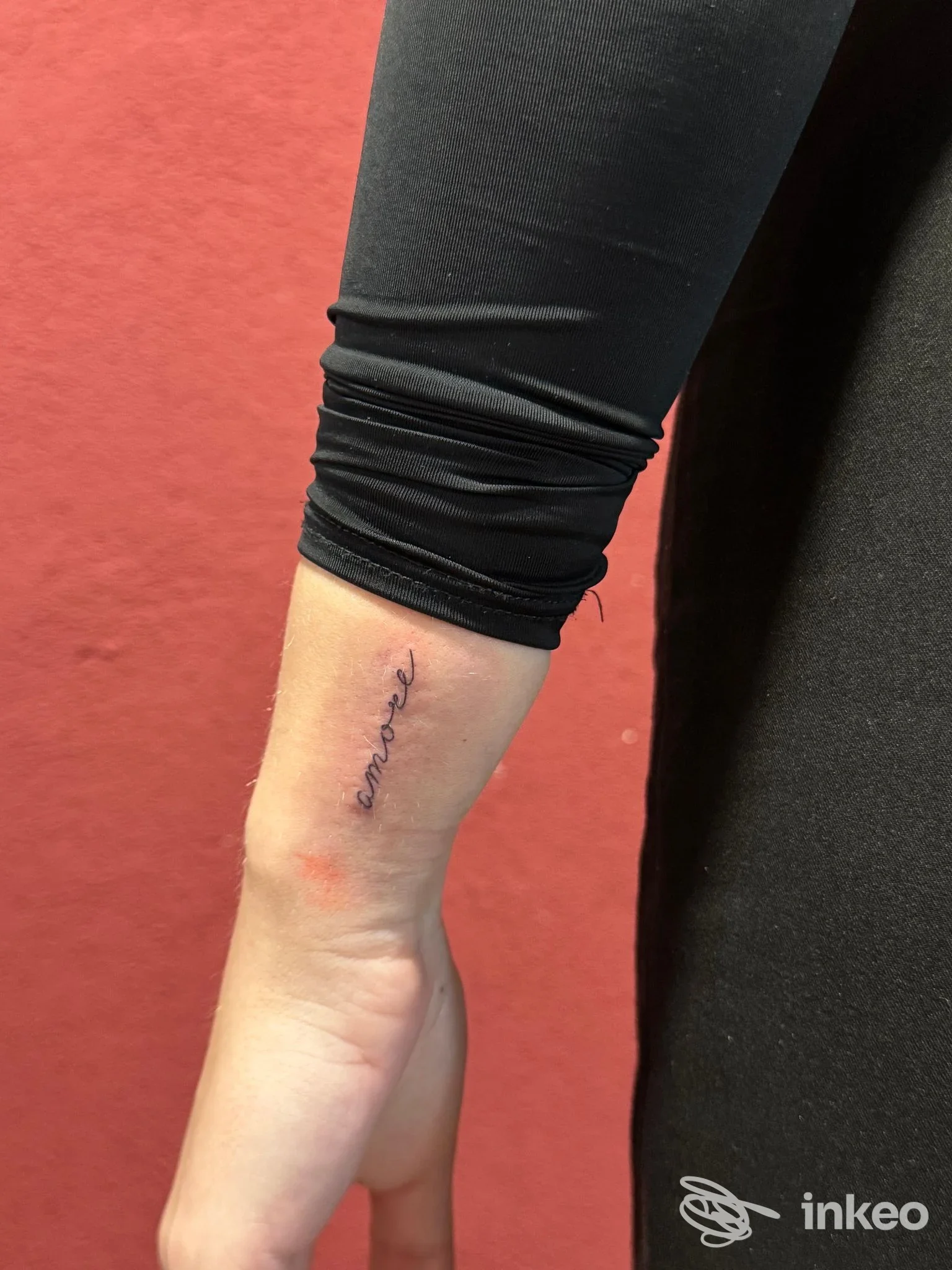 Tatuaggio testuale in corsivo sul lato interno dell'avambraccio, foto fornita da Forgia Custom Tattoo ad Alghero.