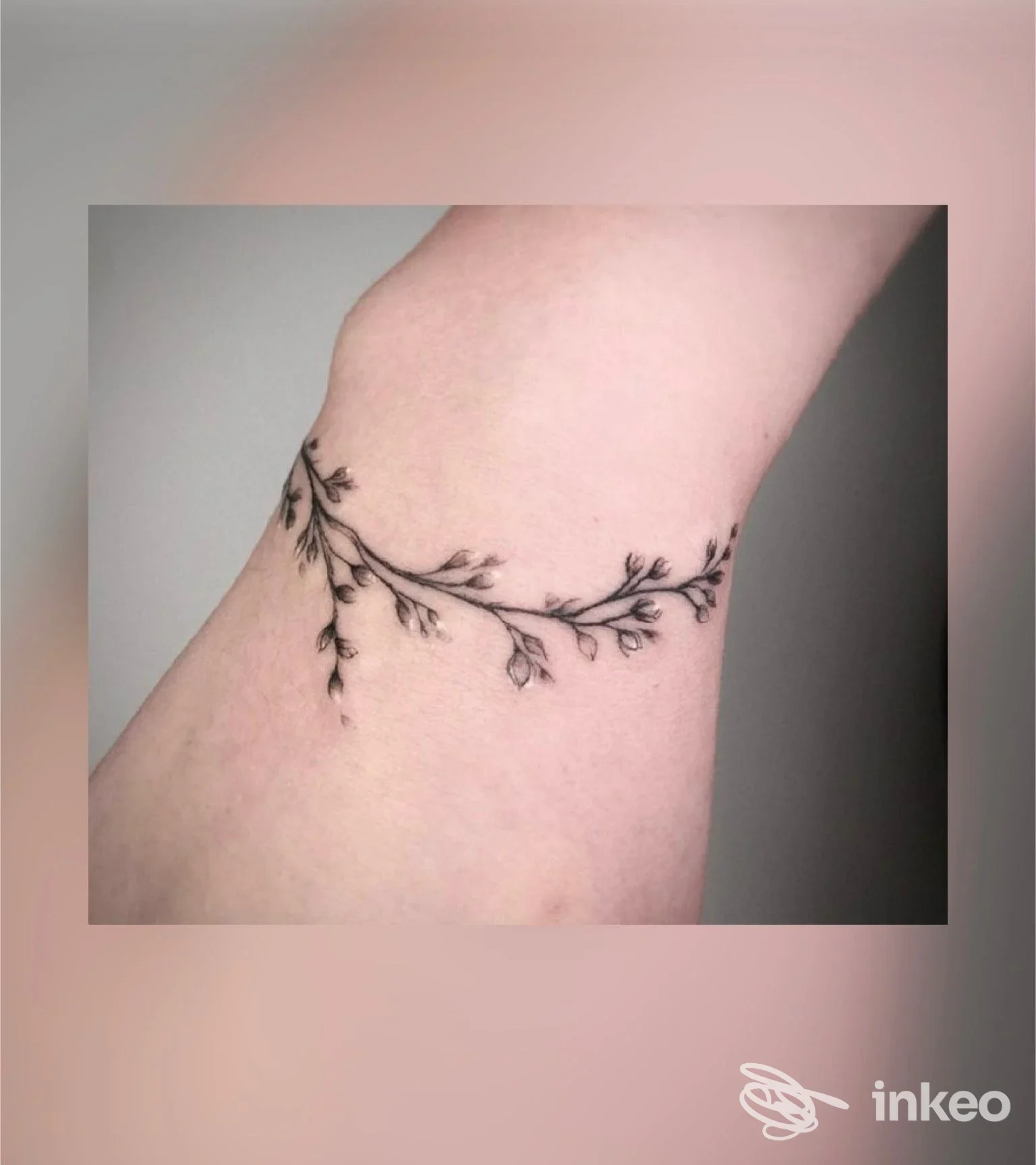 Tatuaggio a tema ramificazione sottile incorniciando la caviglia sinistra, eseguito direttamente sulla pelle.