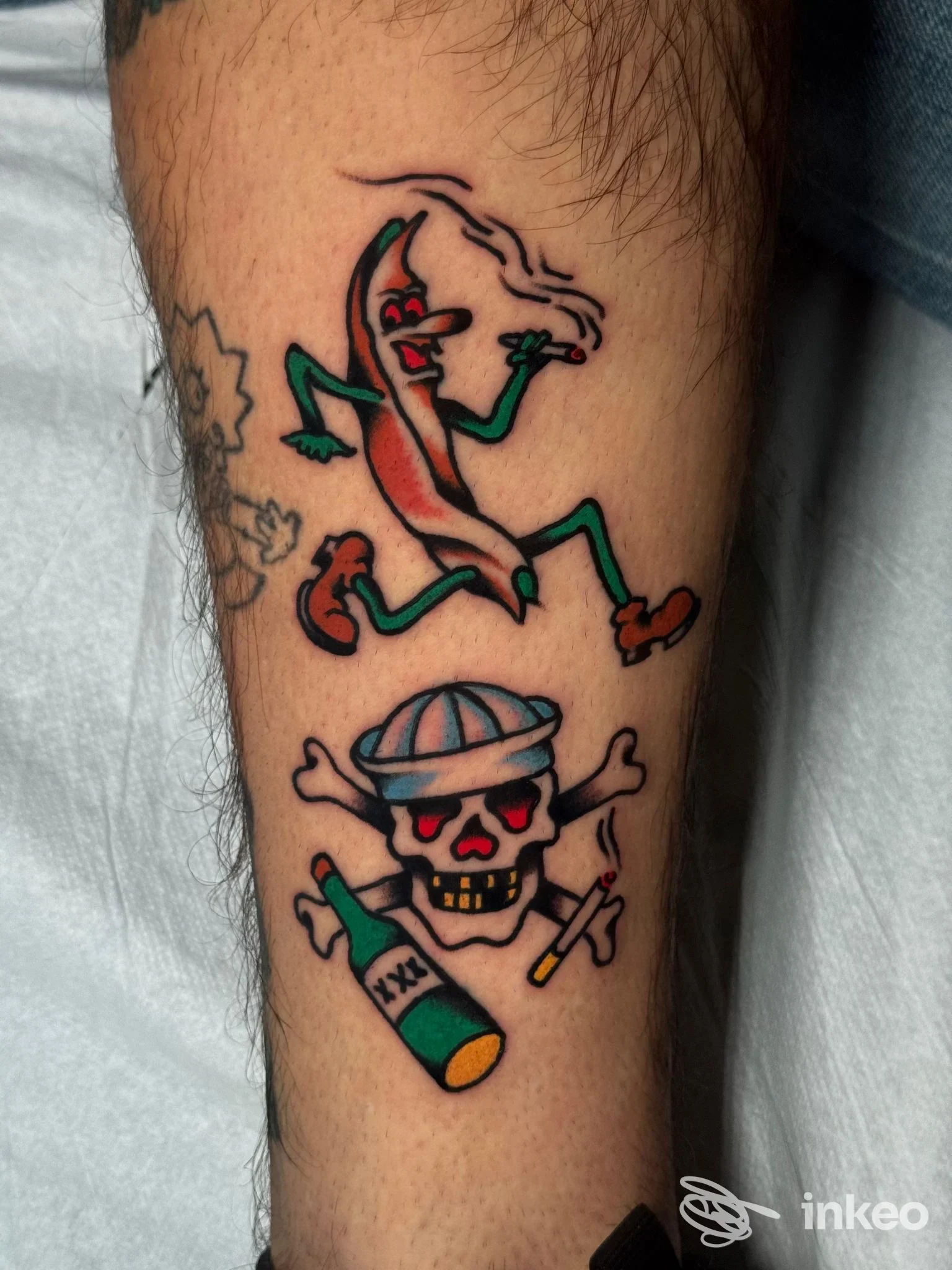 Due tatuaggi colorati in stile tradizionale su pelle dell'avambraccio: un peperoncino danzante e un teschio con bottiglia. Cagliari Classic Tattoo, Cagliari.