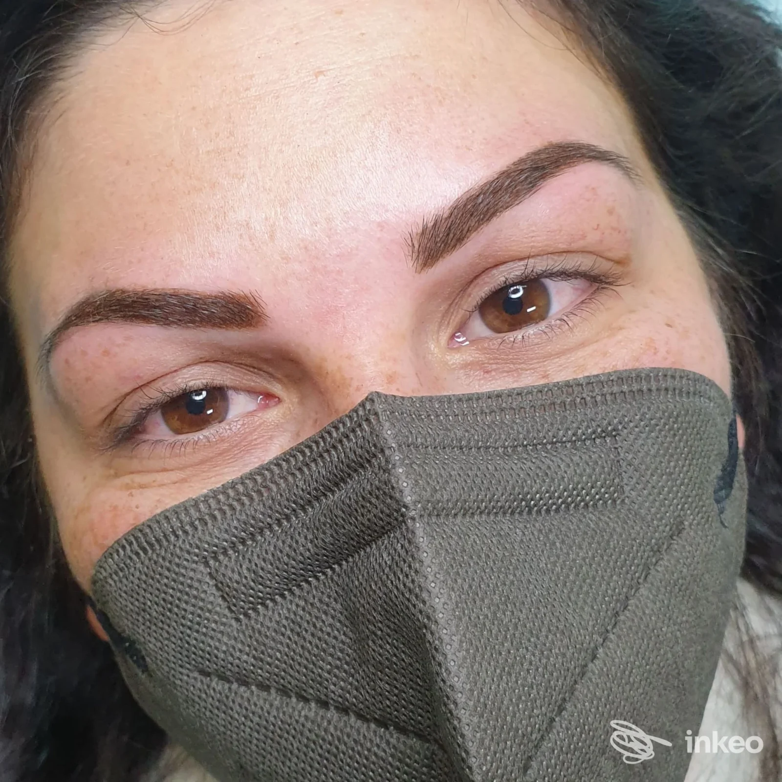 Sopracciglia con dermopigmentazione dopo trattamento, foto scattata nello studio Elisabetta IL SOPRACCIGLIO PERFETTO a Cagliari.