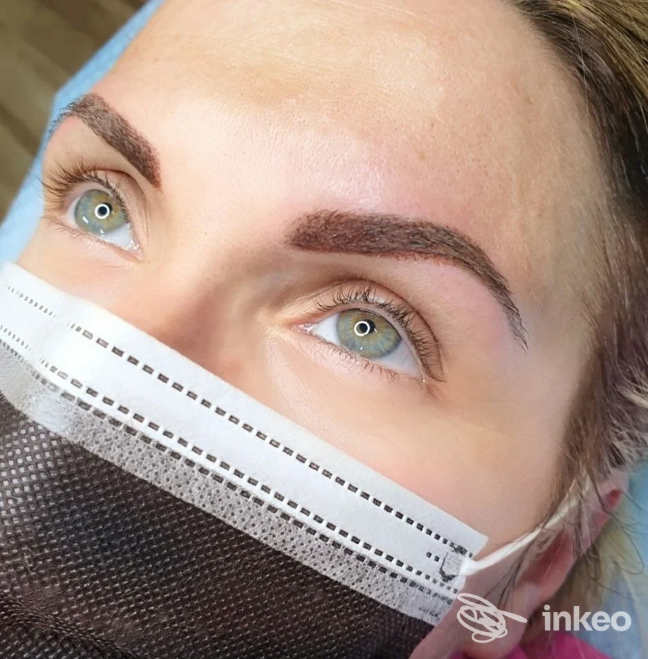 Primo piano di sopracciglia con trucco permanente eseguito presso Elisabetta IL SOPRACCIGLIO PERFETTO, Cagliari; vista ravvicinata degli occhi e della pigmentazione.