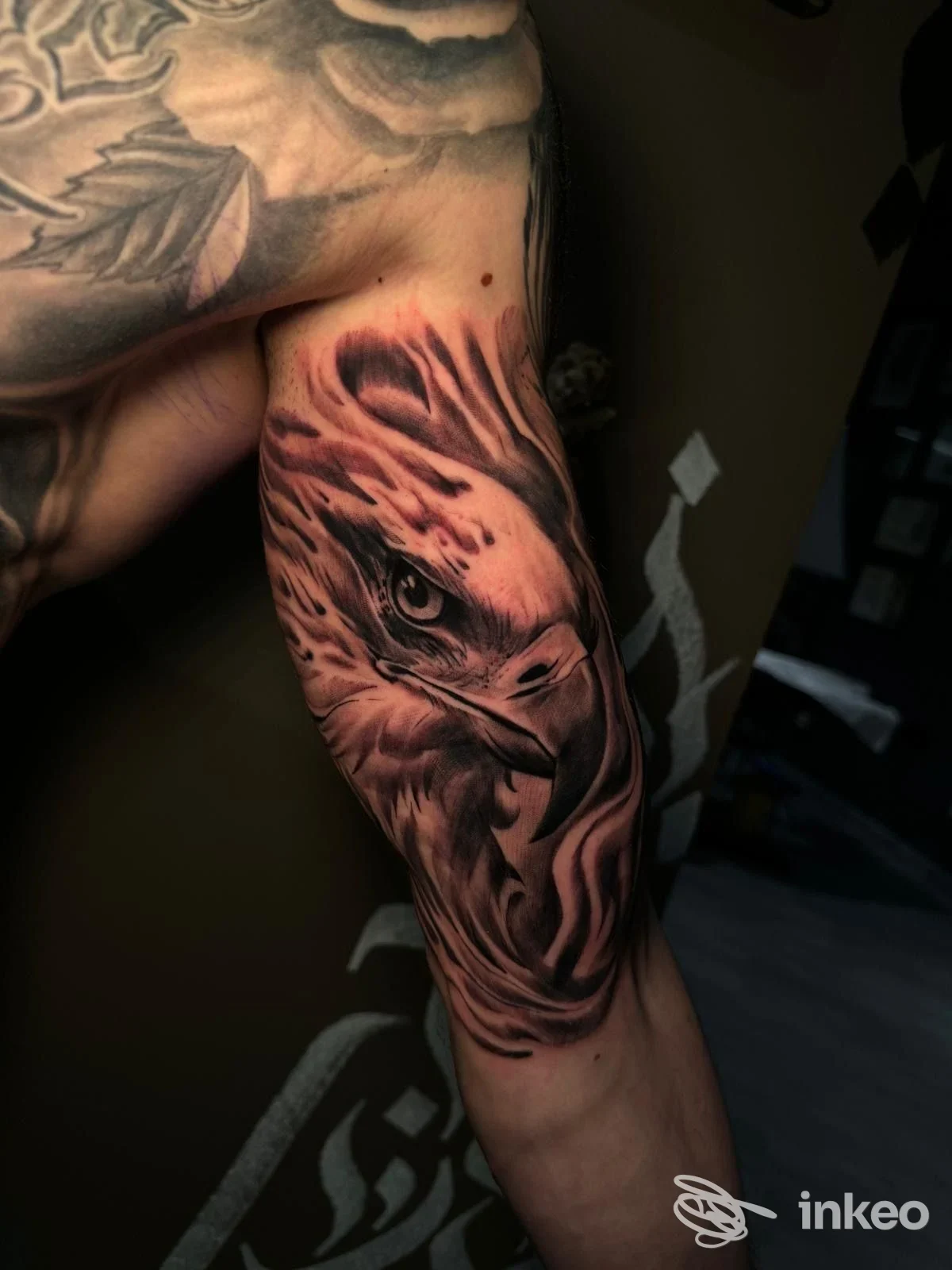 Tatuaggio realistico di un'aquila sull'avambraccio, foto condivisa da Enoch Tattoo a Sassari.