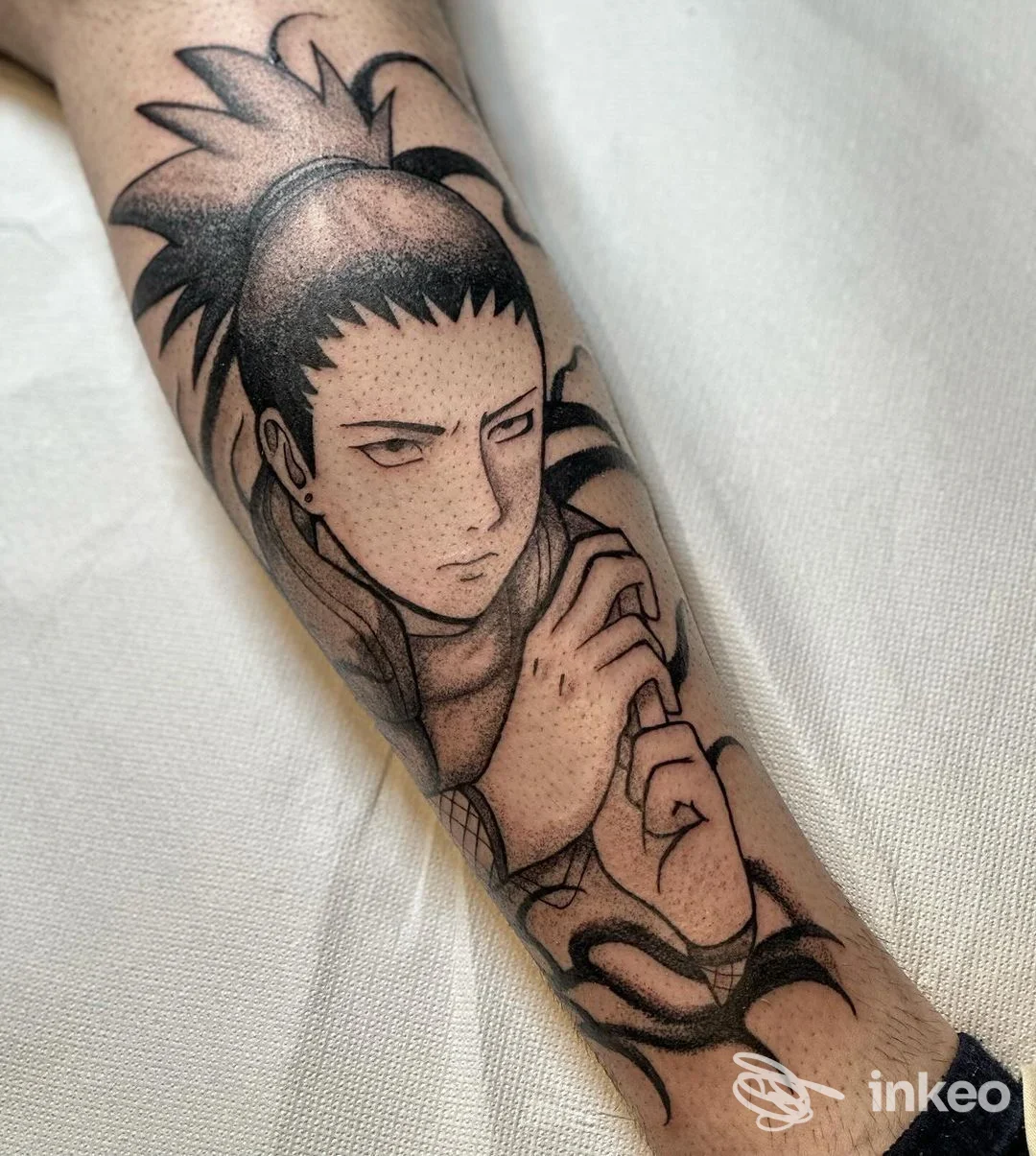Tatuaggio a inchiostro nero e sfumature grigie raffigurante un volto in stile manga sull'avambraccio, realizzato da Enoch Tattoo a Sassari.