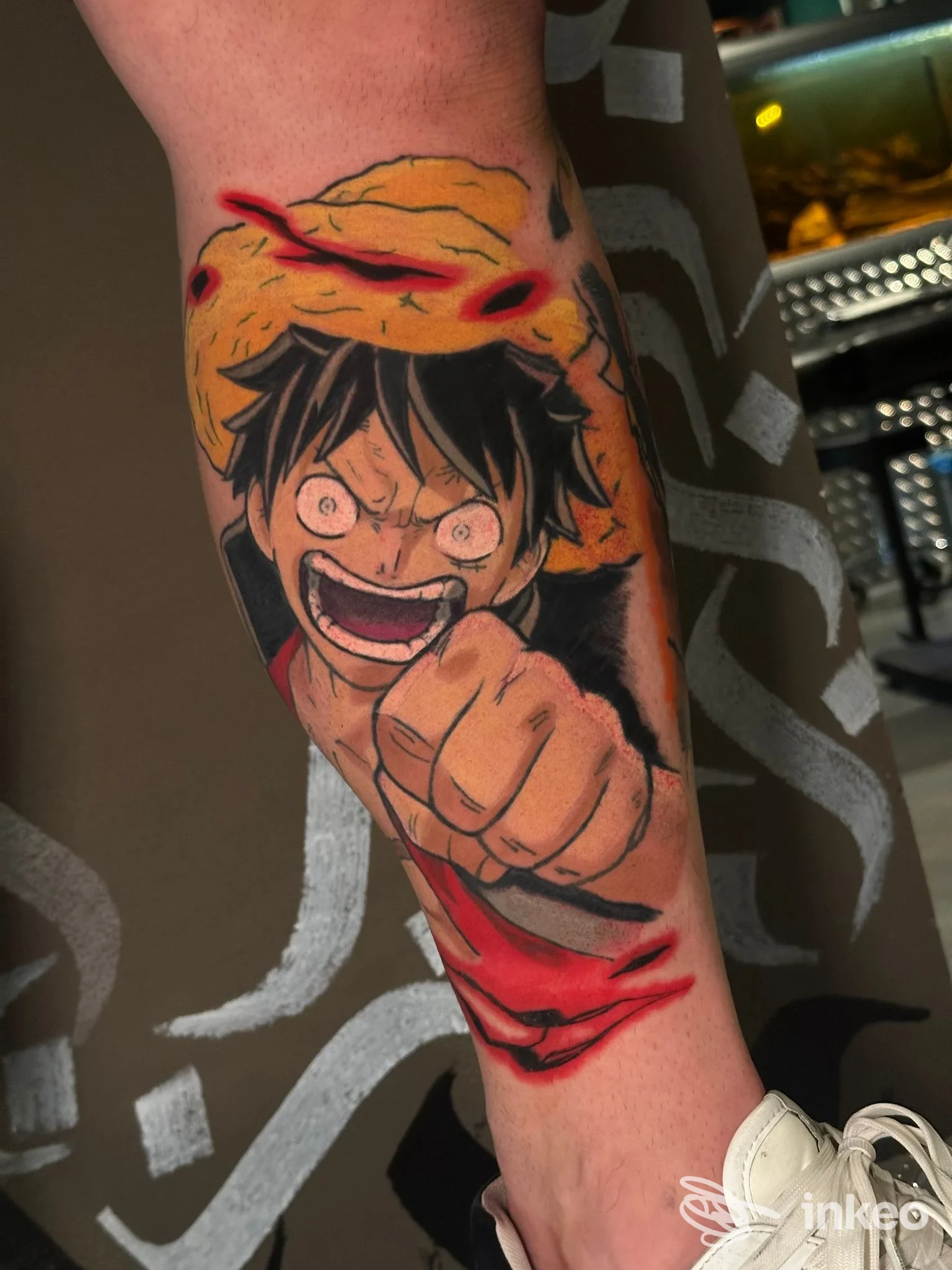 Avambraccio tatuato con personaggio in stile anime, lavoro di Enoch Tattoo a Sassari visibile su pelle reale.