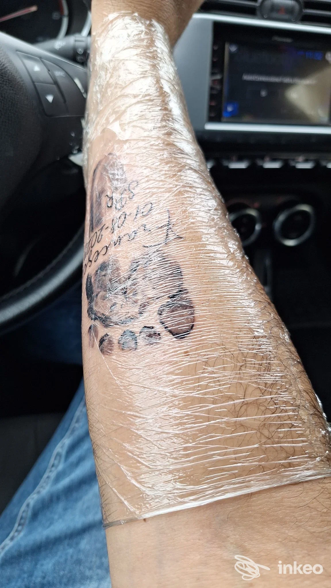 Avambraccio con tatuaggio appena fatto coperto da pellicola trasparente, foto inviata da Free Mind Tattoo, Quartu Sant'Elena.