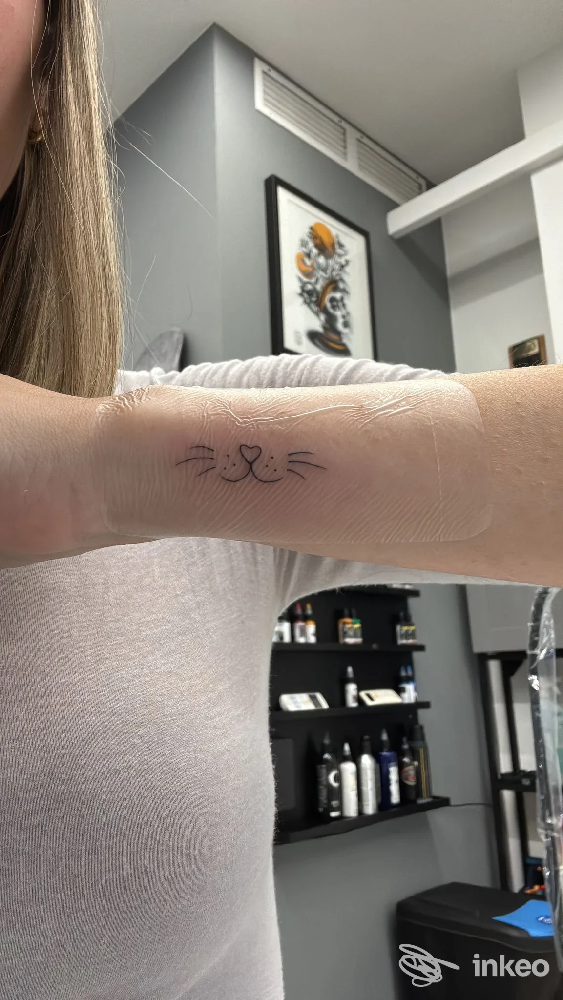 Piccolo tatuaggio minimal sul sotto-avambraccio coperto da pellicola, foto scattata nello studio Free Mind Tattoo a Quartu Sant'Elena.