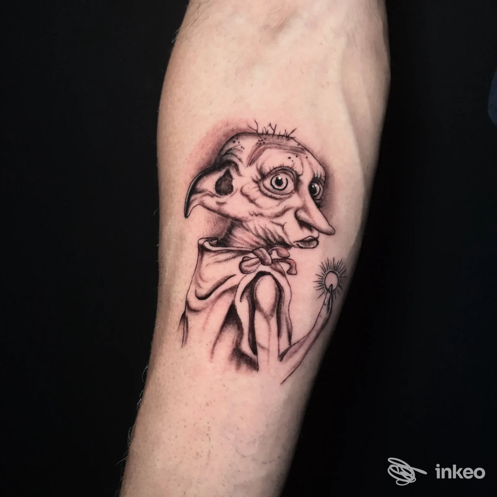 Tatuaggio su avambraccio raffigurante un personaggio stilizzato, eseguito da Ginevra Tattoo Ink a Sassari.