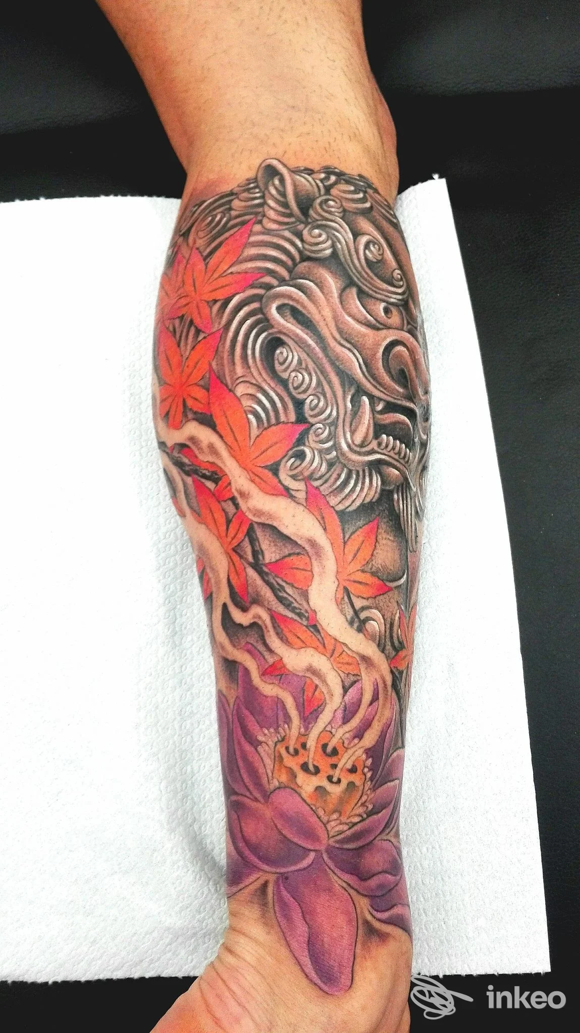 Avambraccio tatuato con motivo ornamentale e foglie rosse, foto fornita da GD Tattoo, Terralba.