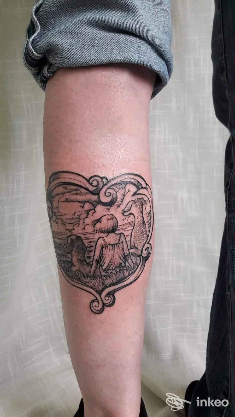 Tatuaggio visibile su avambraccio: cuore con scena interna, realizzato sulla pelle nel Mister Bufo Tattoo Studio.