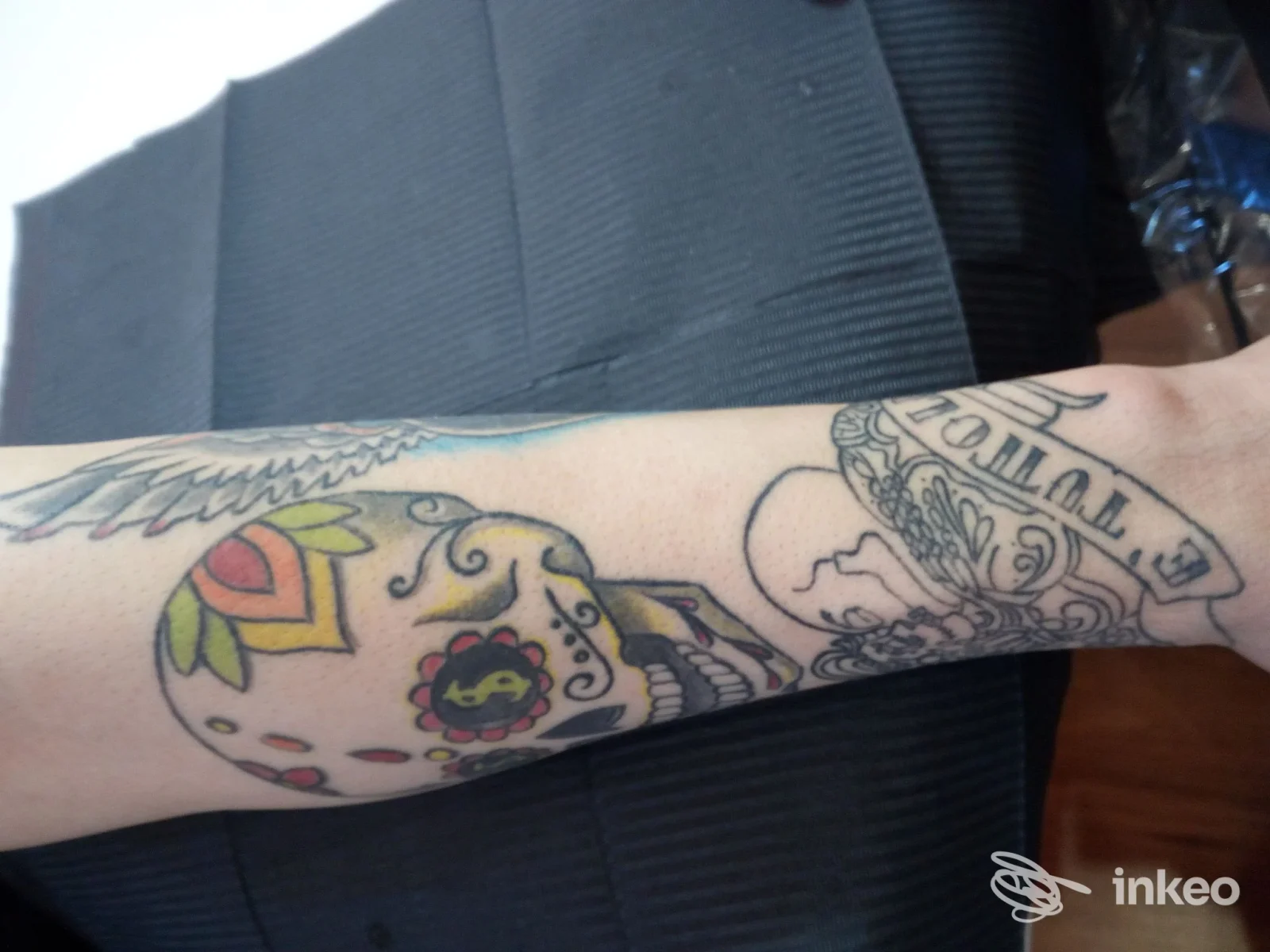 Avambraccio con tatuaggi colorati, in primo piano un teschio stile sugar skull; foto fornita dallo studio Gemma Body Art Tattoo di Pili Manuel, Assemini.