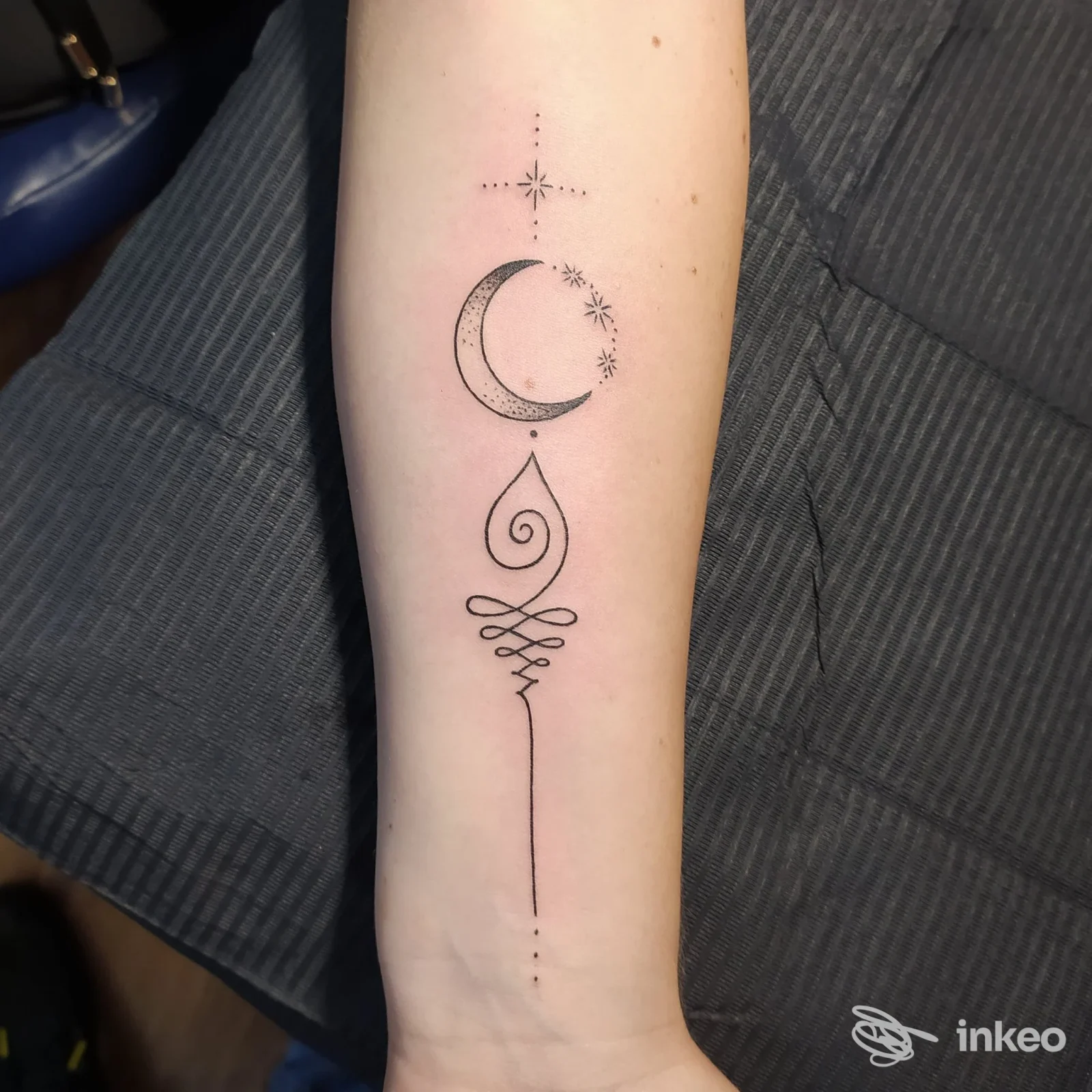 Tatuaggio lineare con mezzaluna, stelle e decorazioni verticali sull'avambraccio, eseguito da Gemma Body Art Tattoo, Assemini (Cagliari).