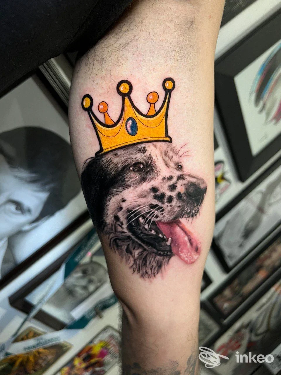 Tatuaggio realistico di cane con corona sull'avambraccio, realizzato da Giorgia Soro Tattoo Sardegna a La Caletta.