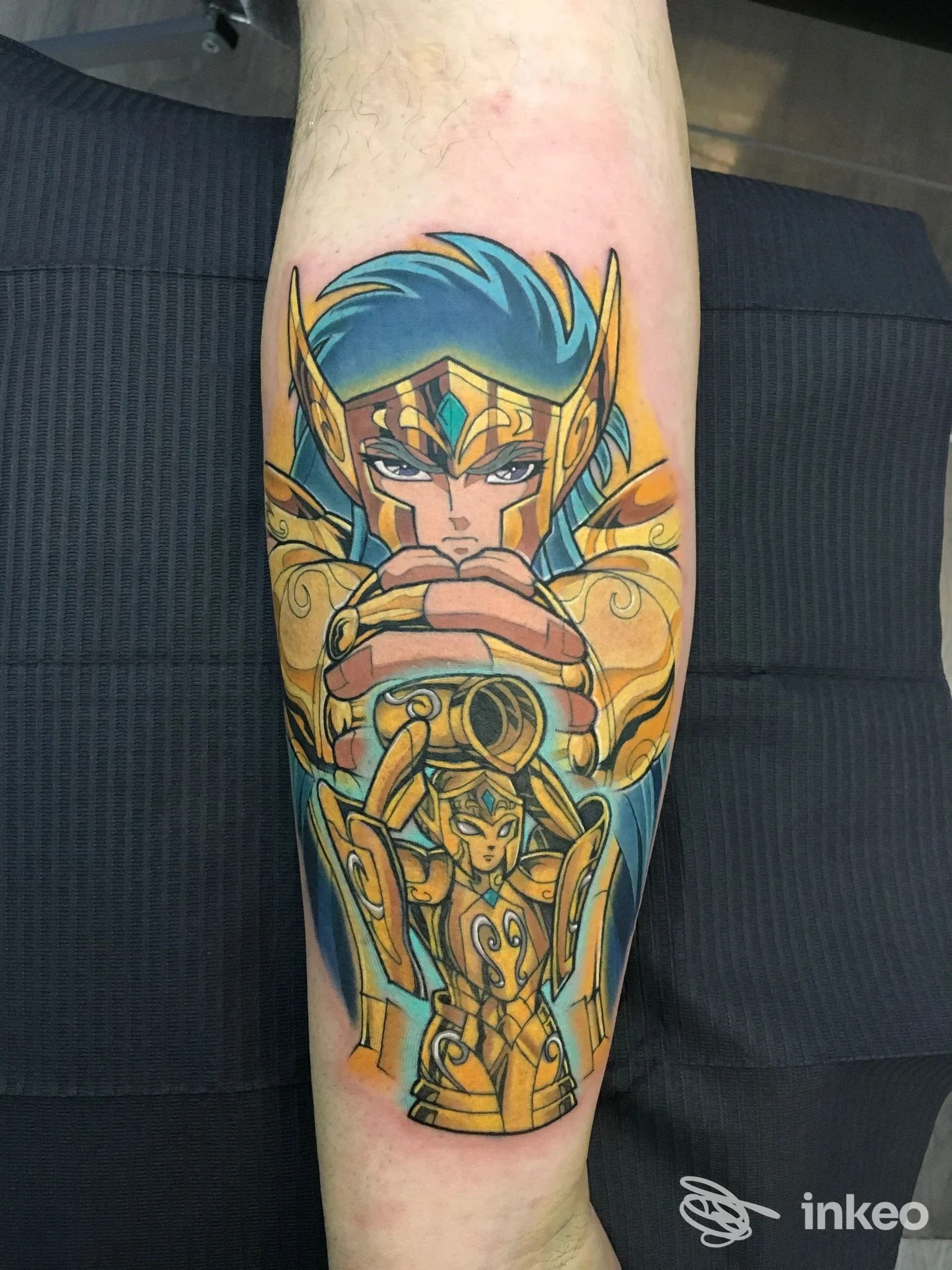 Tatuaggio a colori su avambraccio raffigurante un guerriero in armatura dorata con capelli blu - Golden Hand Dojo Tattoo, Cagliari.