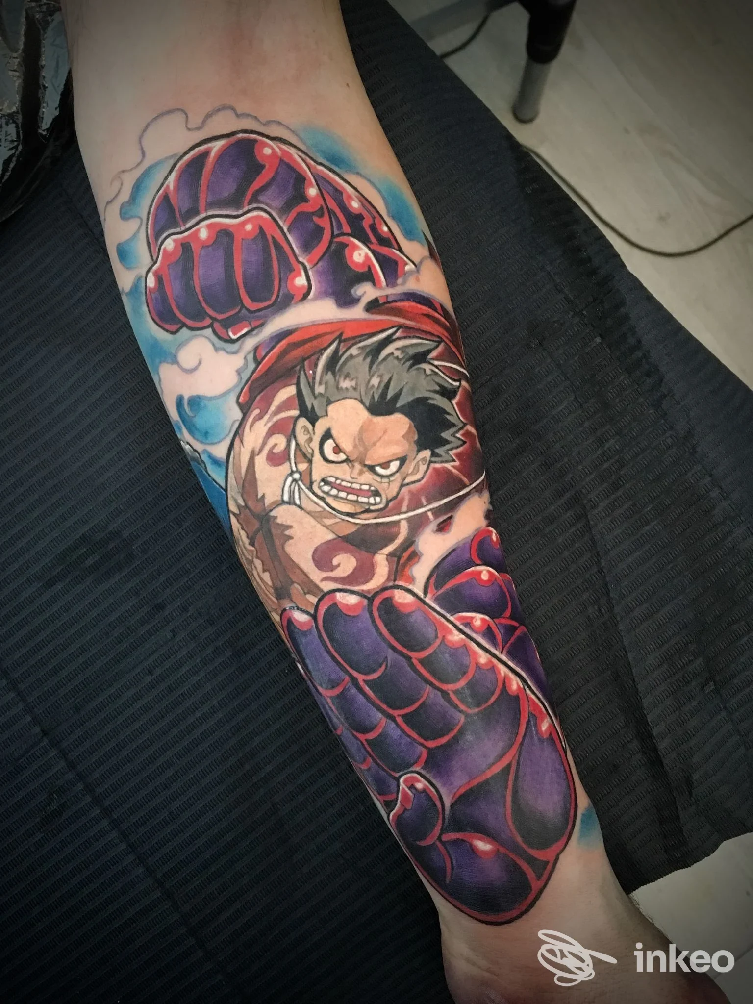 Tatuaggio a colori su avambraccio realizzato da Golden Hand Dojo Tattoo, Cagliari: personaggio in stile fumetto con pugni prospettici.