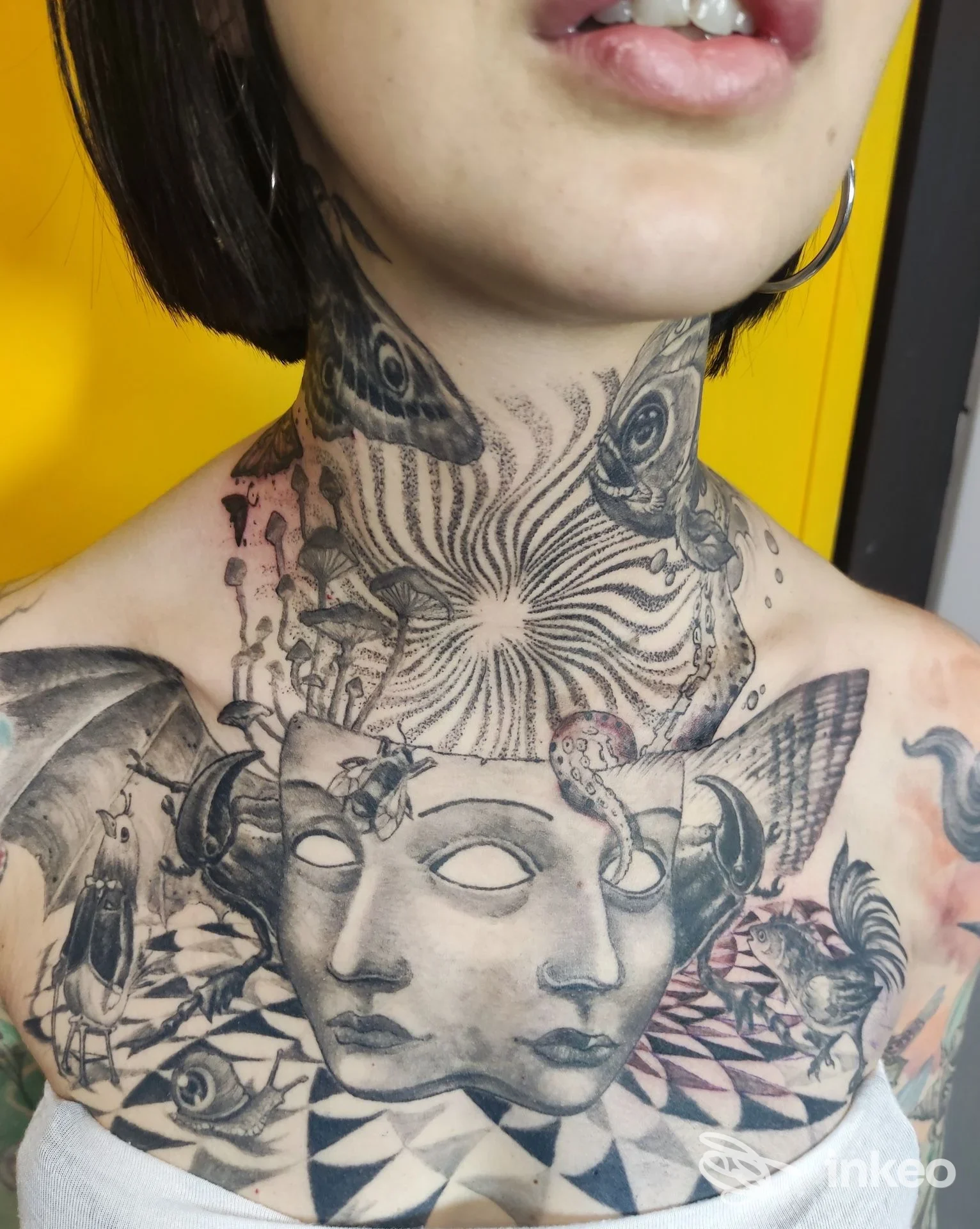 Ampio tatuaggio su collo e petto fotografato in primo piano, Image Tattoo & Piercing Studio, Cagliari.