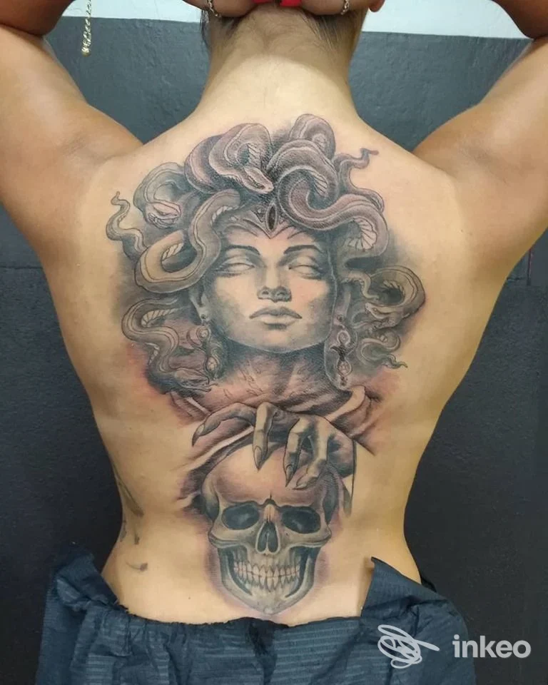 Ampio tatuaggio black & grey di Medusa e teschio sulla schiena, IMAGE TATTOO & PIERCING STUDIO, Cagliari.