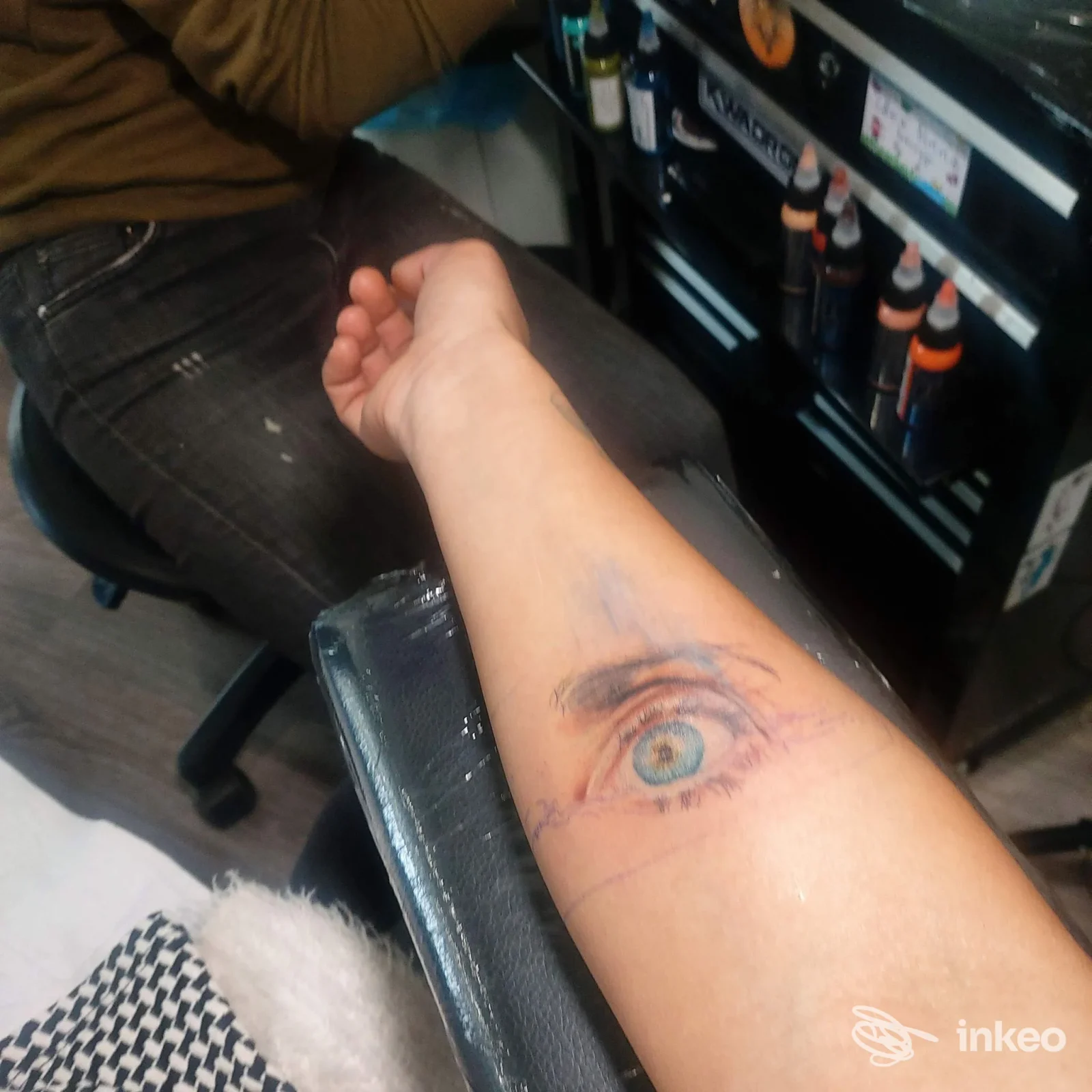 Primo piano di un occhio tatuato sull'avambraccio interno, foto fornita da Ink Lab Tattoo Studio, Oristano.