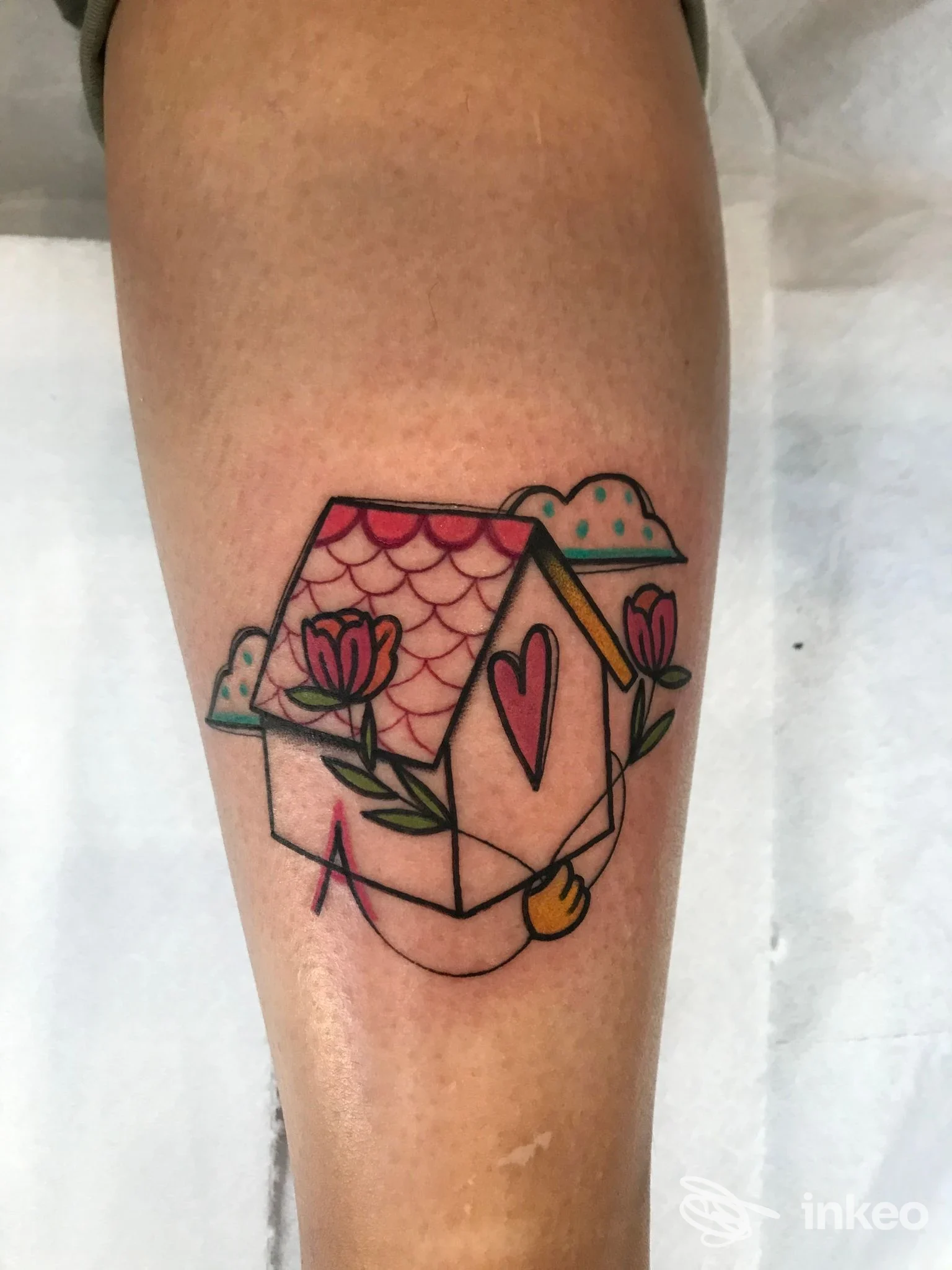 Tatuaggio sull'avambraccio raffigurante una scatola tridimensionale con fiori rosa, cuori e foglie, eseguito da Goodheart Tattoo.