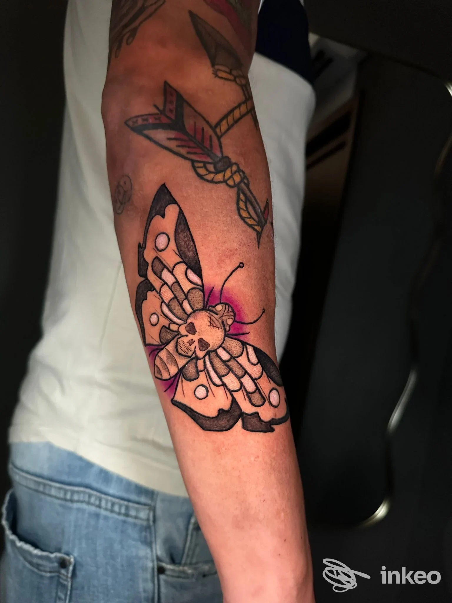 Farfalla con teschio tatuata sull'avambraccio, dettaglio del lavoro eseguito da KHRIS TATTOO a Pattada.
