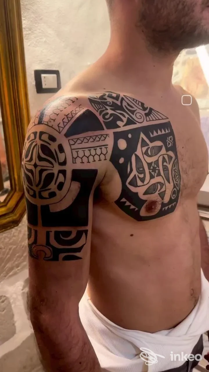 Tatuaggio tribale nero su spalla, braccio superiore e pettorale destro, foto inviata da KHRIS TATTOO a Pattada.