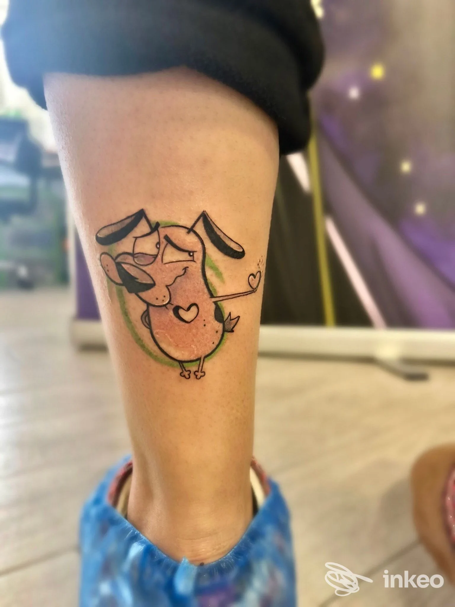 Tatuaggio di due conigli stilizzati sul polpaccio, eseguito presso Kind of Magic Tattoo Studio a Cagliari, scatto interno a figura intera della gamba.