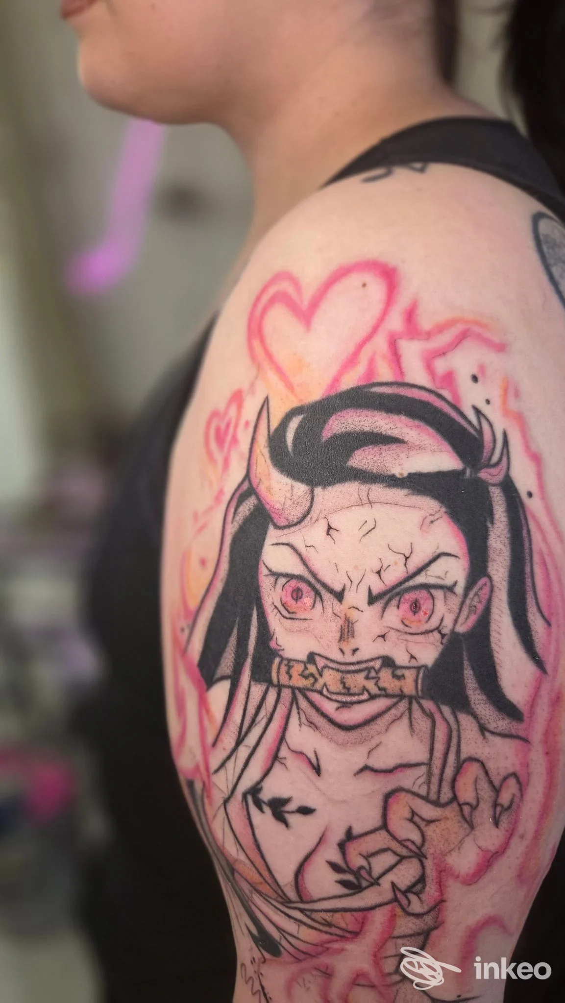 Tatuaggio sul braccio superiore raffigurante un personaggio in stile anime con elementi rosa, scattato presso Kind of Magic Tattoo Studio a Cagliari.